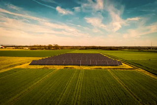 campo agrivoltaico in una giornata di sole