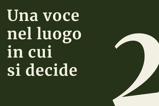 campo agrivoltaico con trattore sullo sfondo