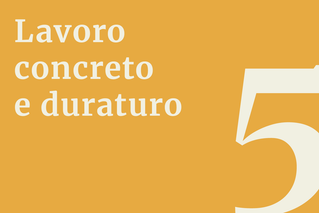 lavoratori in un campo agrivoltaico in pieno sole