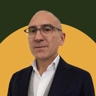 campo agrivoltaico al sole con colture