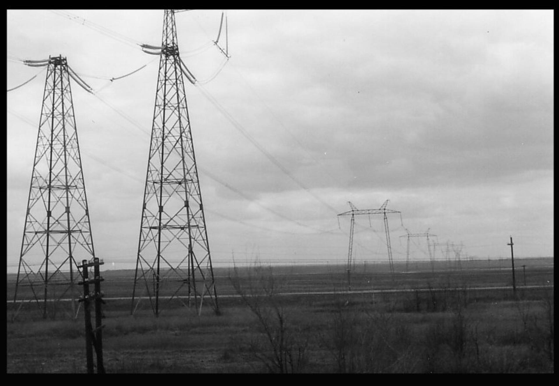 I grandi trallicci in metallo visti dal treno “Archivio Operazione Colomba”