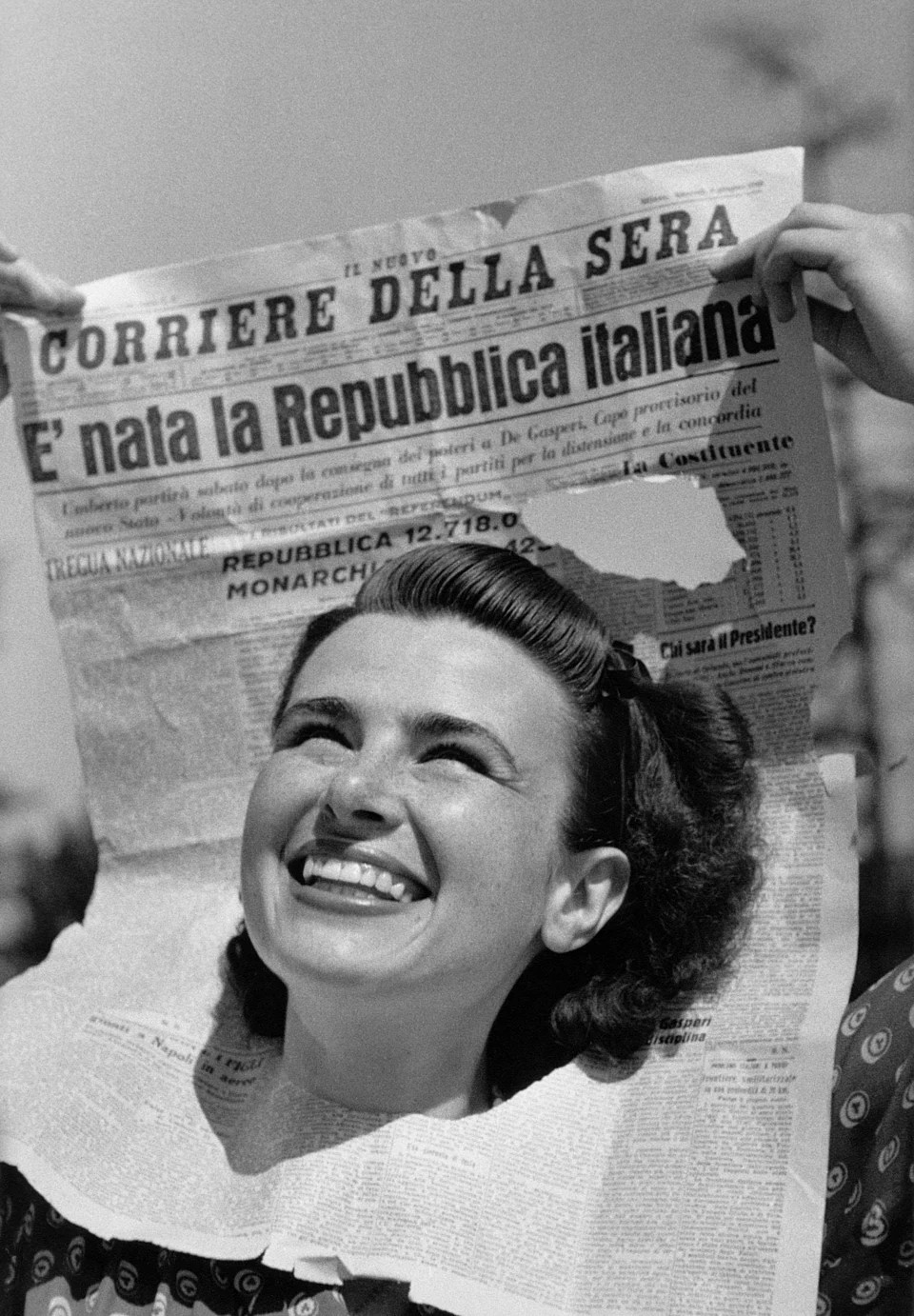 Il volto "simbolo" di Anna Iberti, allora 24enne impiegata dell'Avanti!, che attraversa un buco nella copertina del Corriere della Sera del 6 giugno 1946, nella fotografia scattata da Federico Patellani per il settimanale Tempo, edizione del 15 giugno 1946