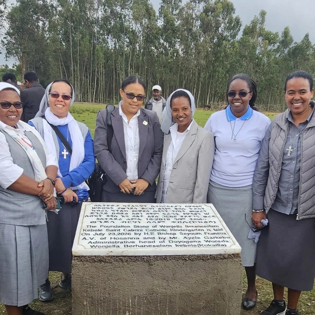 Ceremonia de bendición de los cimientos de un nuevo jardín de niños en Kokailla, Etiopía.