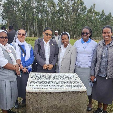 Ceremonia de bendición de los cimientos de un nuevo jardín de niños en Kokailla, Etiopía.