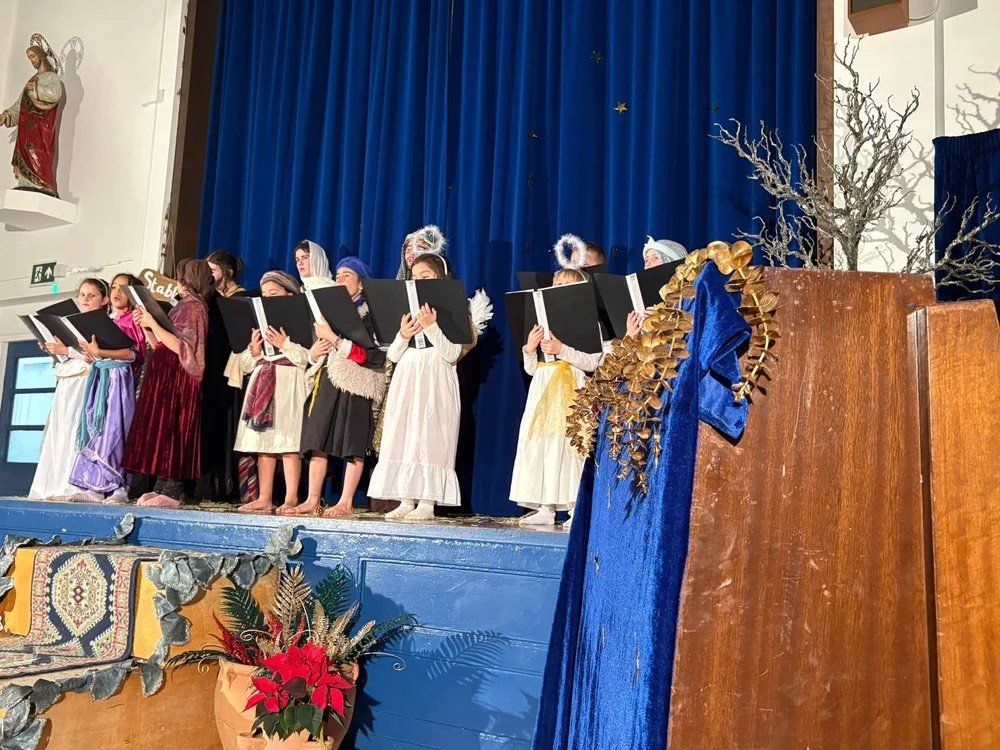 I bambini Cabrini dell'Apostolato delle Madri Cattoliche  sul palco per la prima volta