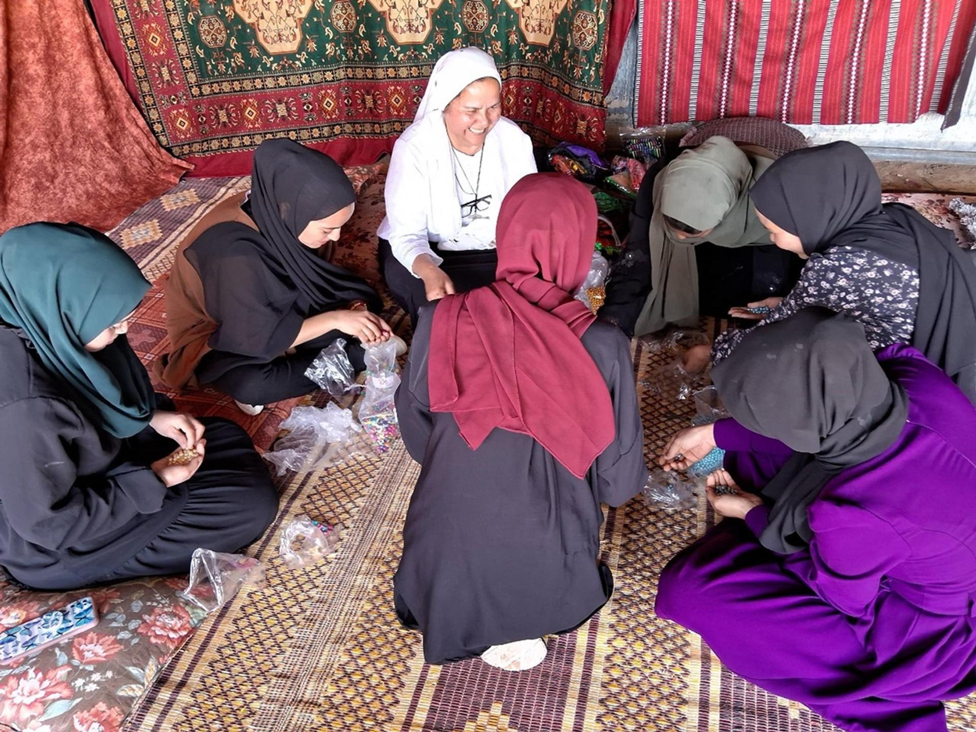 NELLE MANI DELLE DONNE UN SEGNO DI RESURREZIONE