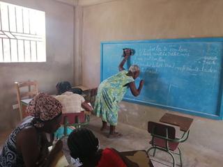 HA 05 - VIN MOUN - DIVENIRE PERSONE: CORSI DI ALFABETIZZAZIONE ADULTA