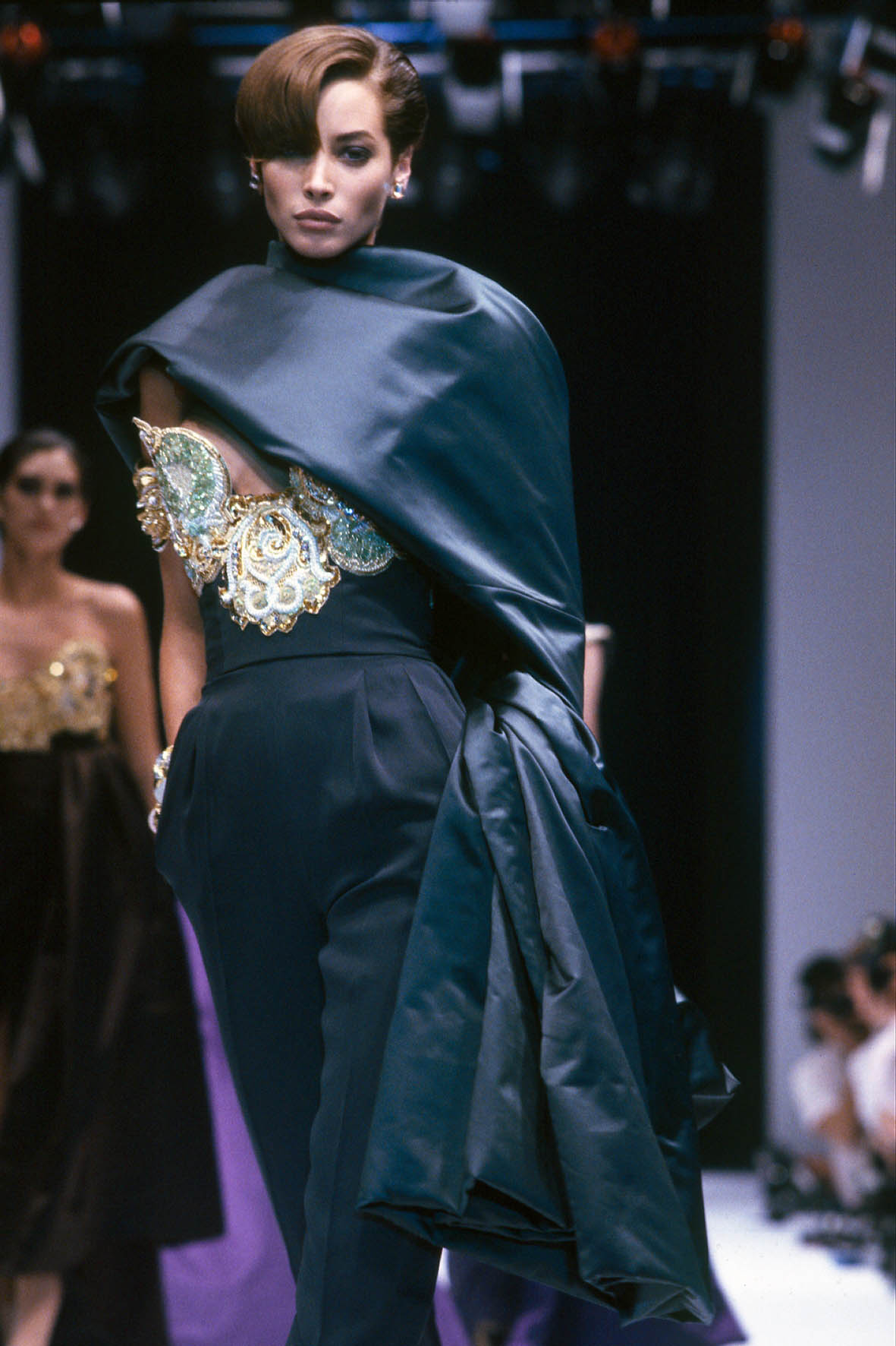 Gianfranco Ferré Prêt-à-porter Donna Autunno/Inverno 1990-91, Look n. 100. Modella Christy Turlington.