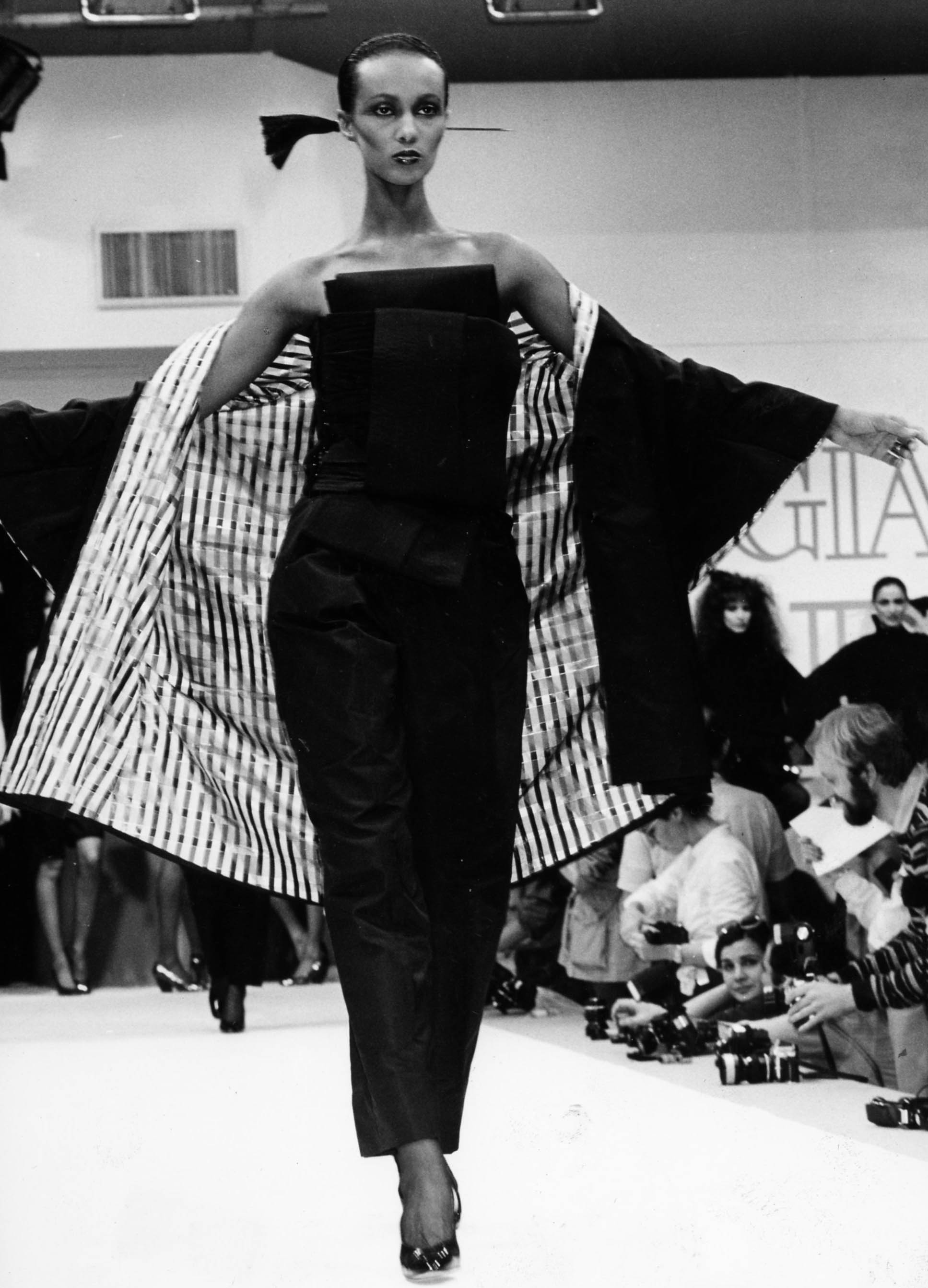 Gianfranco Ferré Prêt-à-porter Donna Autunno/Inverno 1981-82, Look n. 102, modella Iman.