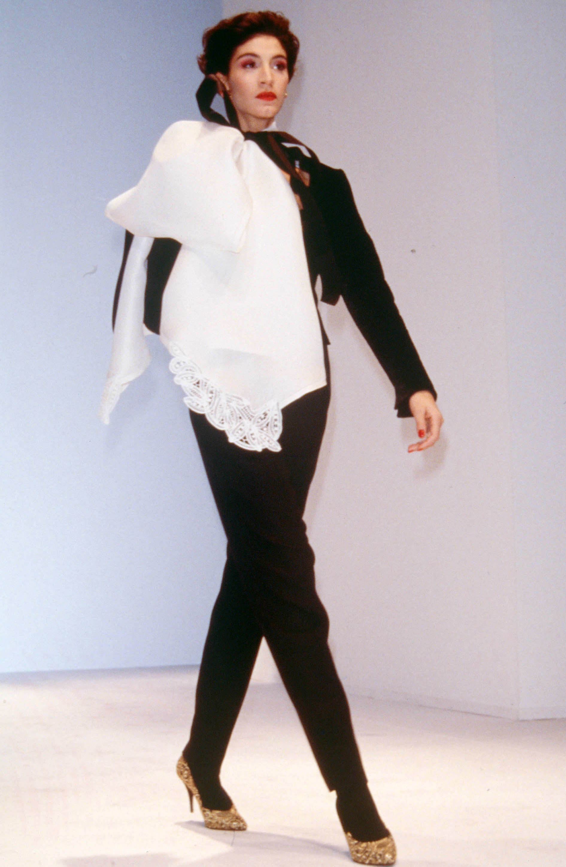 Gianfranco Ferré Women’s Ready-to-wear Fall/Winter 1988-89, Look n. 107. Model Susanna Linsmayer.
