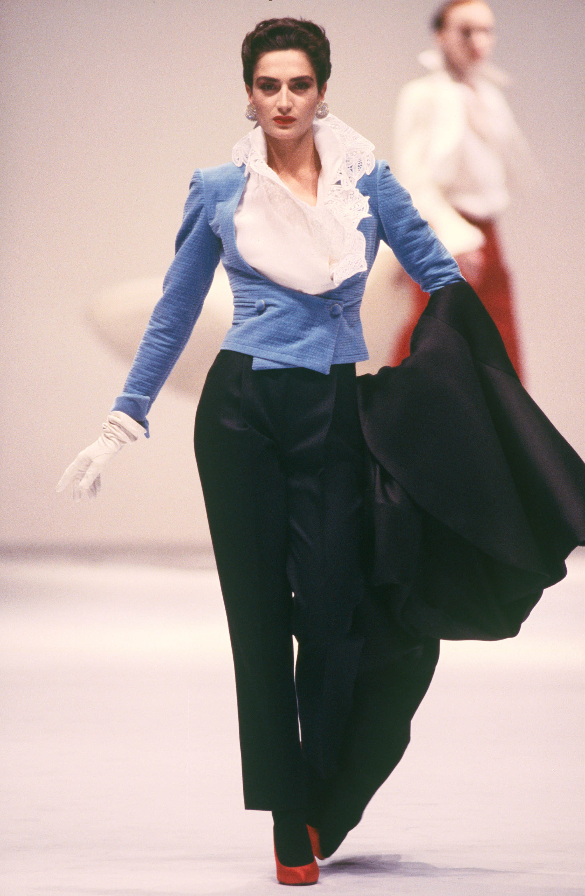 Gianfranco Ferré Prêt-à-porter Donna Autunno/Inverno 1988-89, Look n. 113. Modella Karin Soquet.