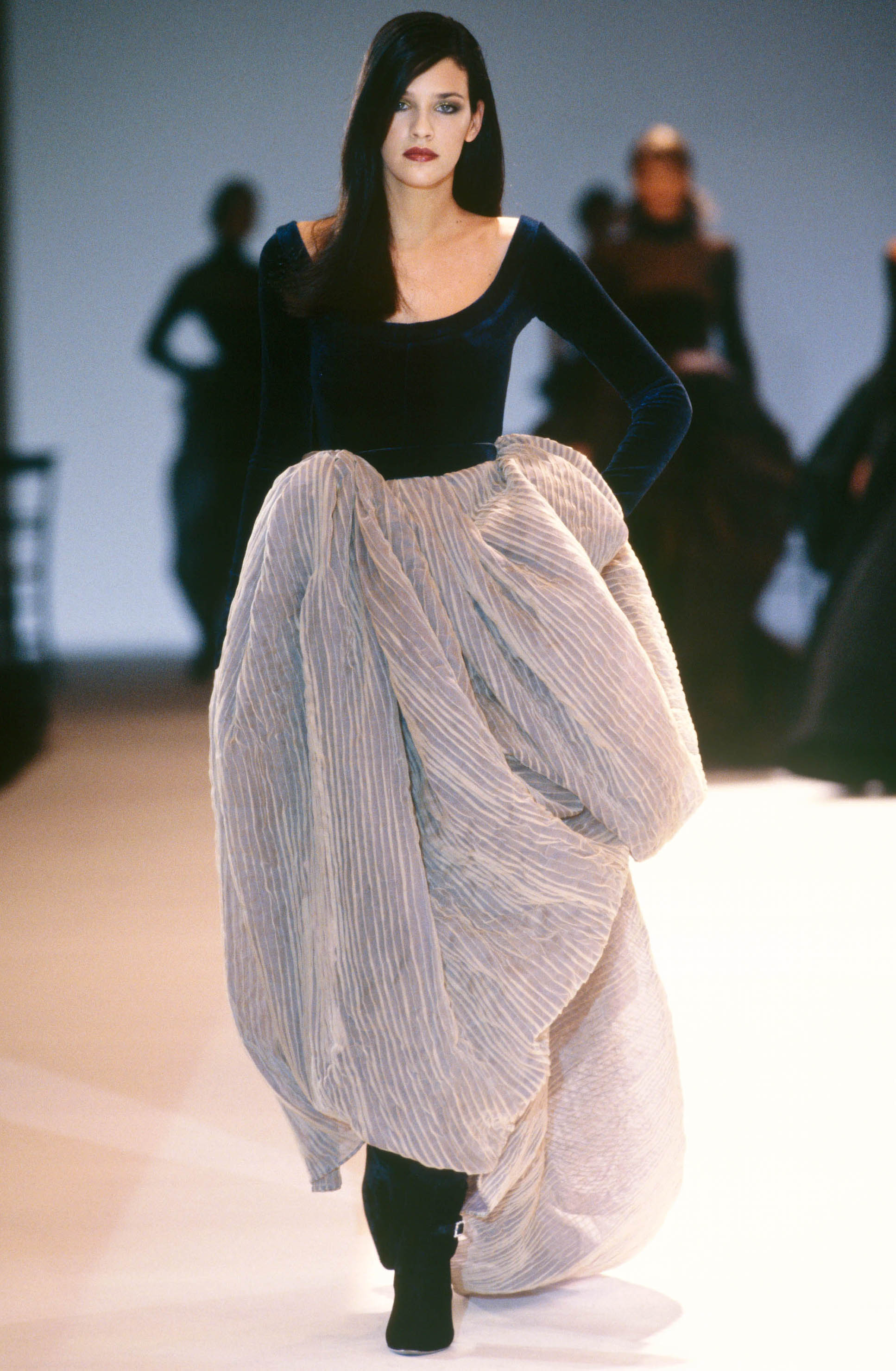 Gianfranco Ferré Prêt-à-porter Donna Autunno/Inverno 1994-95, Look n. 127. Modella Shiraz Tal.