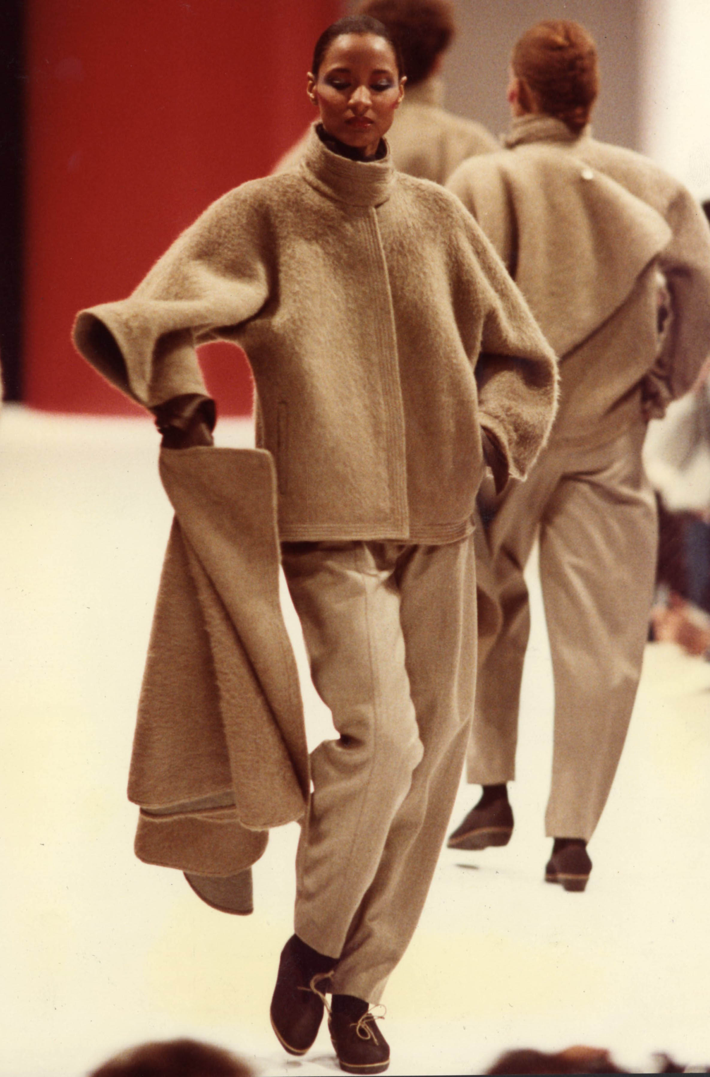 Gianfranco Ferré Prêt-à-porter Donna Autunno/Inverno 1981-82, Look n. 12, modella Gloria Burgess.