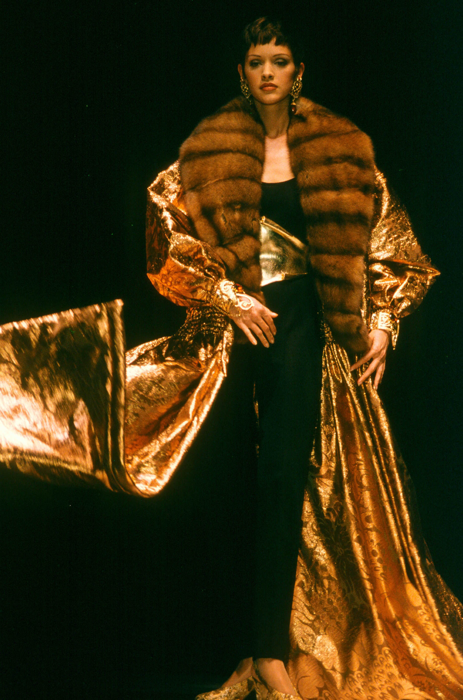 Gianfranco Ferré Prêt-à-porter Donna Autunno/Inverno 1993-94, Look n. 131. Modella Patricia Hartmann.