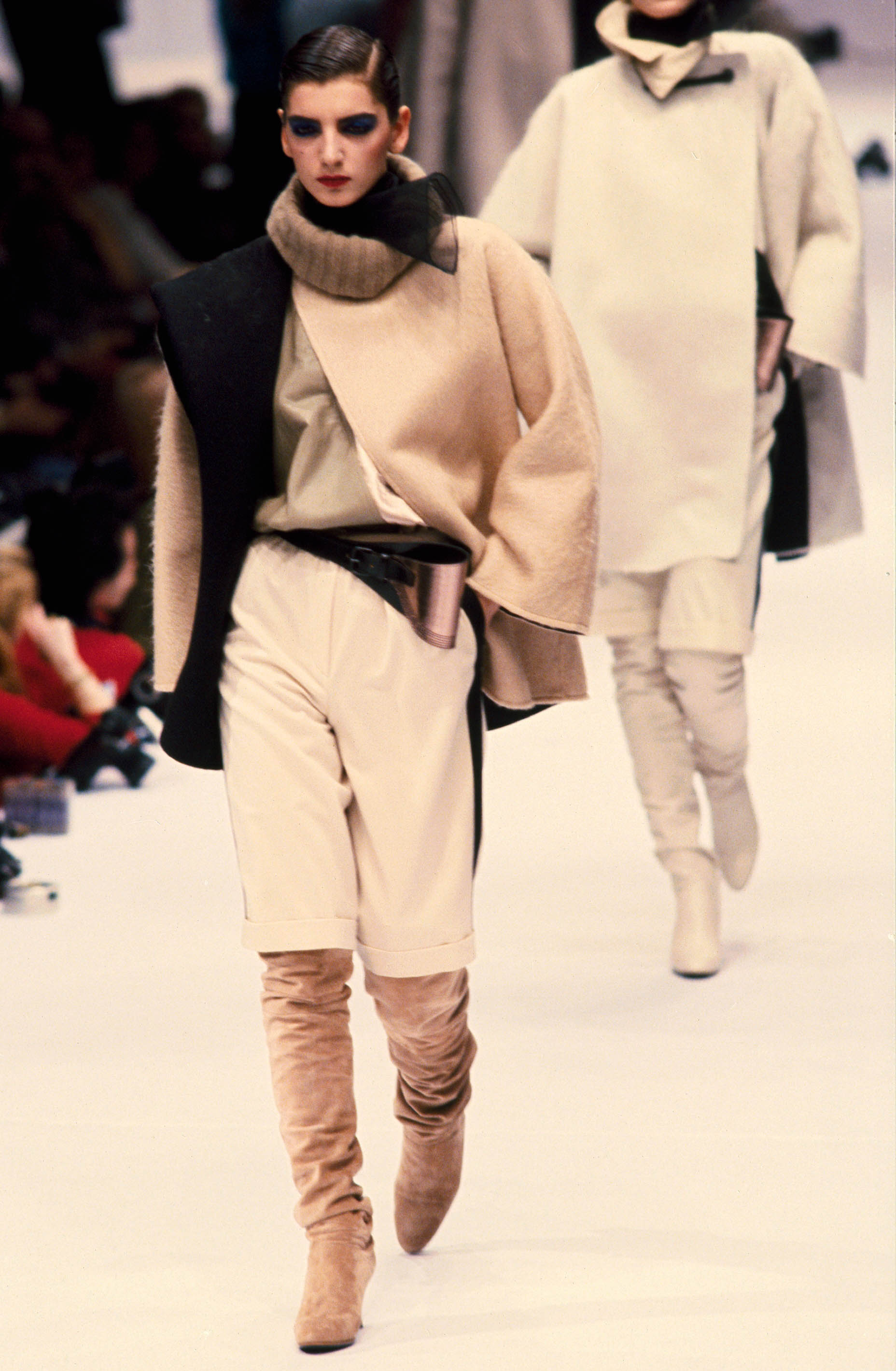 Gianfranco Ferré Prêt-à-porter Donna Autunno/Inverno 1982-83, Look n. 16. Modella Elisabetta Valentini.