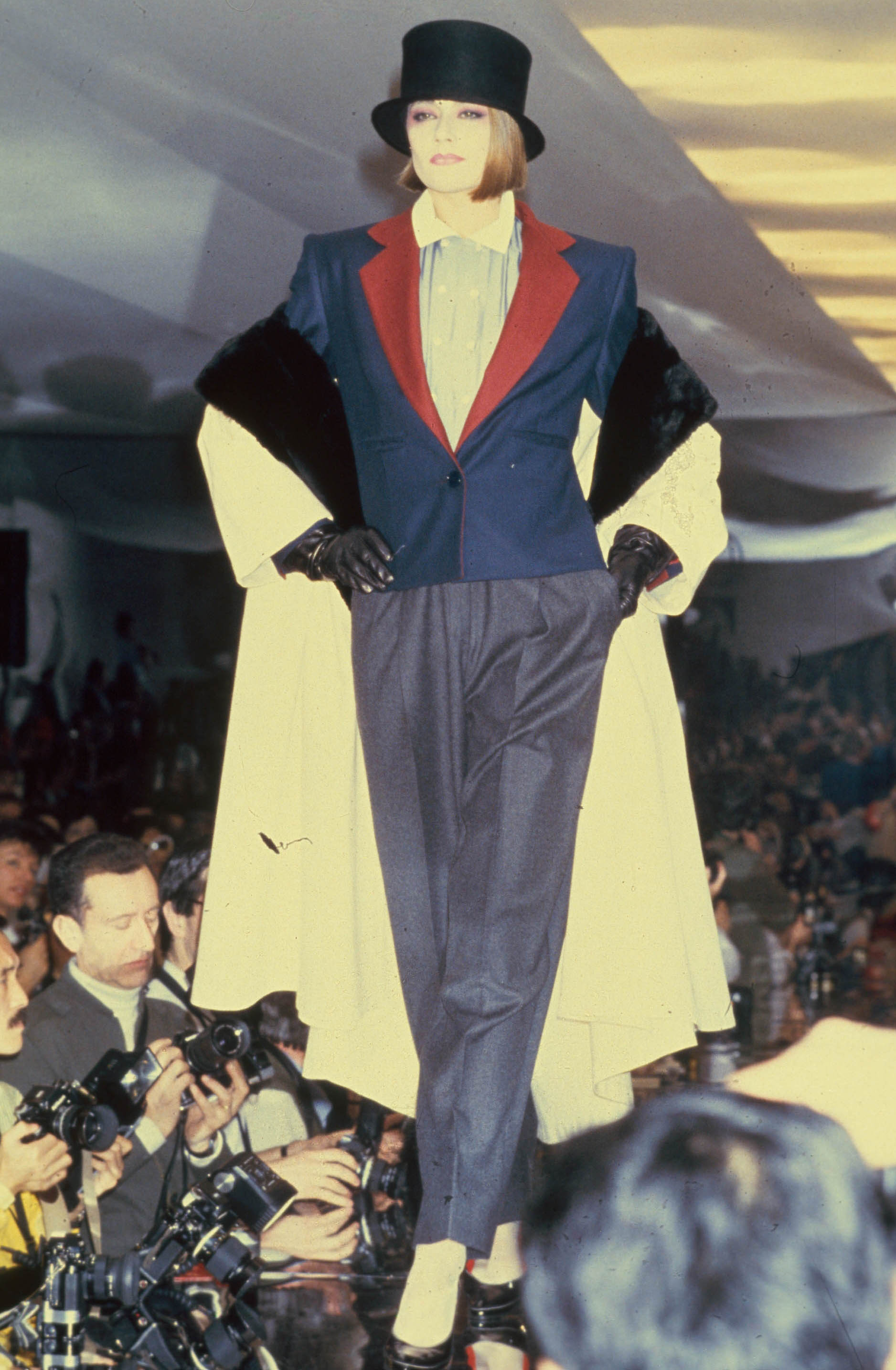 Gianfranco Ferré Prêt-à-porter Donna Autunno/Inverno 1983-84, Look n. 1. Modella Axelle Doué.