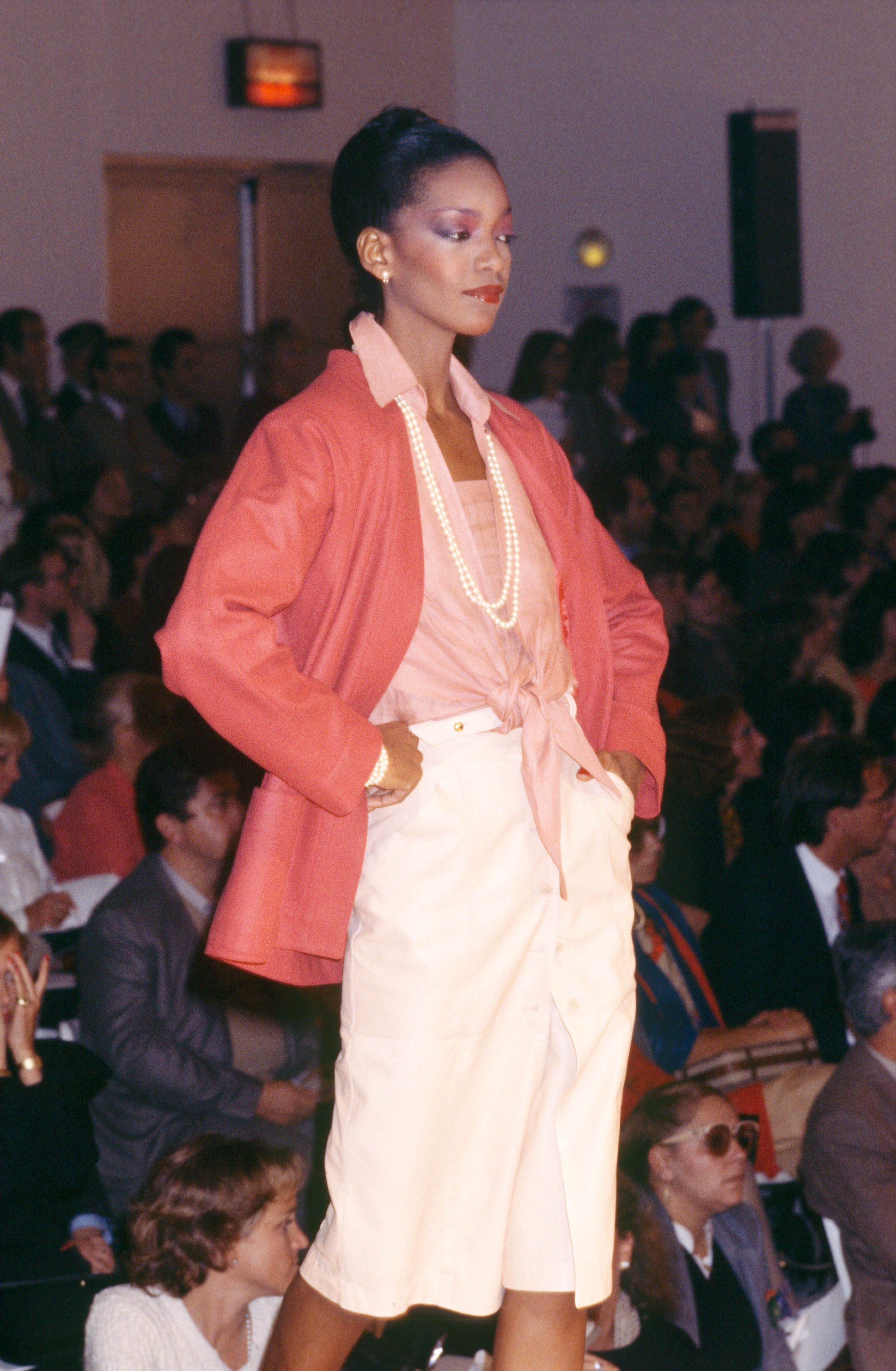 Gianfranco Ferré Prêt-à-porter Donna Primavera/Estate 1980, Look n. 1, modella Mounia Orosemane.