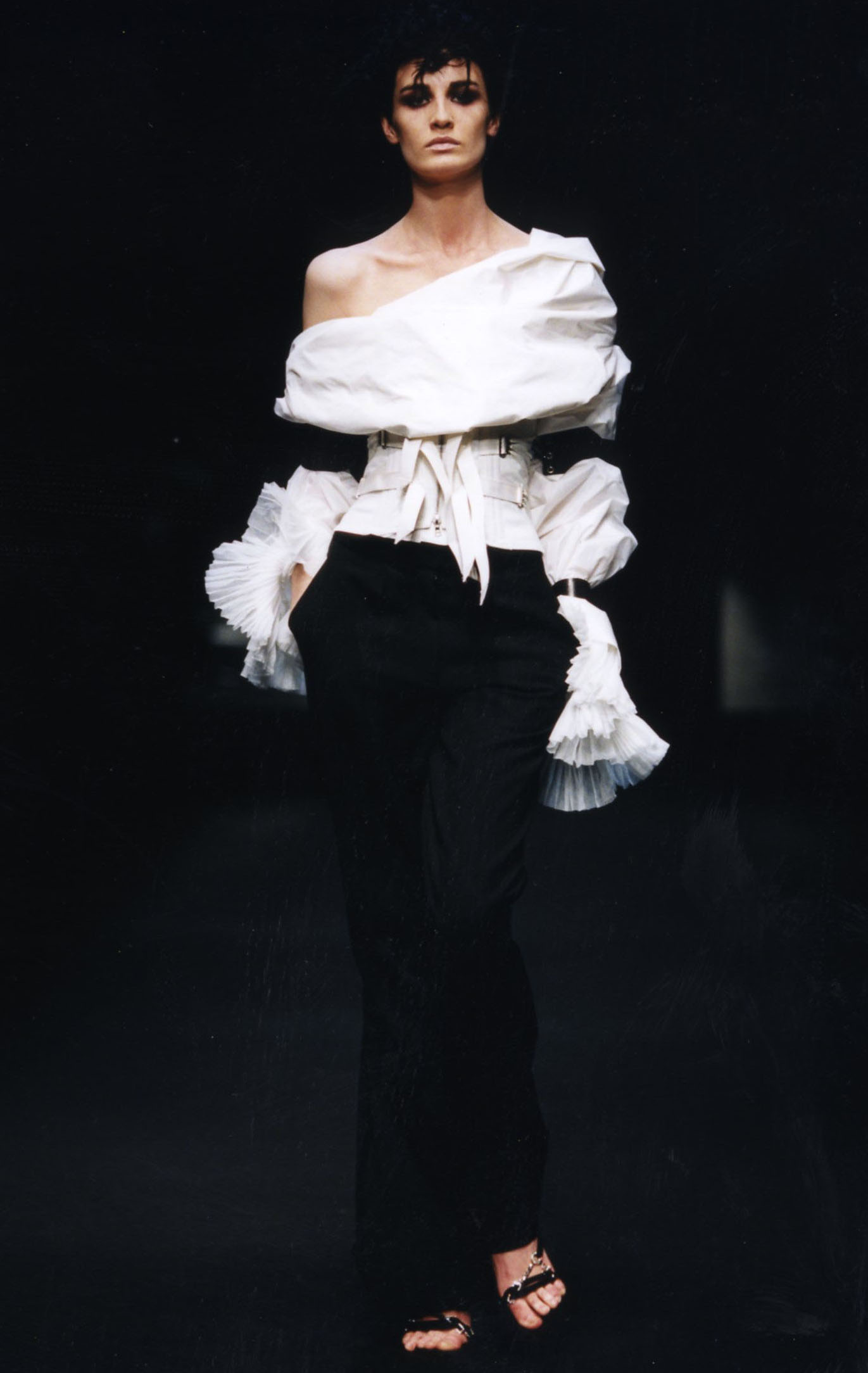 Gianfranco Ferré Prêt-à-porter Donna Autunno/Inverno 2001-02, Look n. 29. Modella Erin O’Connor.