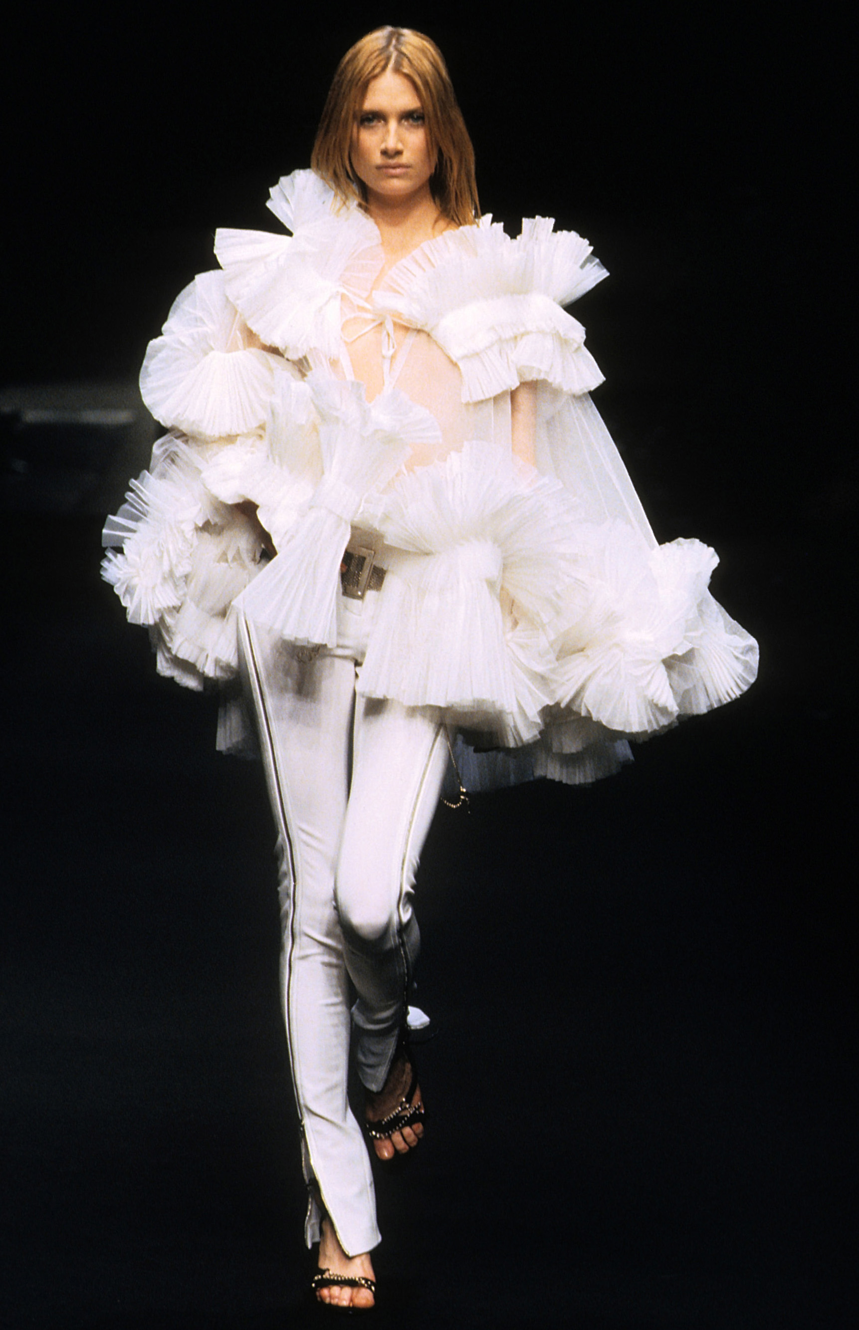 Gianfranco Ferré Prêt-à-porter Donna Autunno/Inverno 2001-02, Look n. 30. Modella Nina Heimlich.