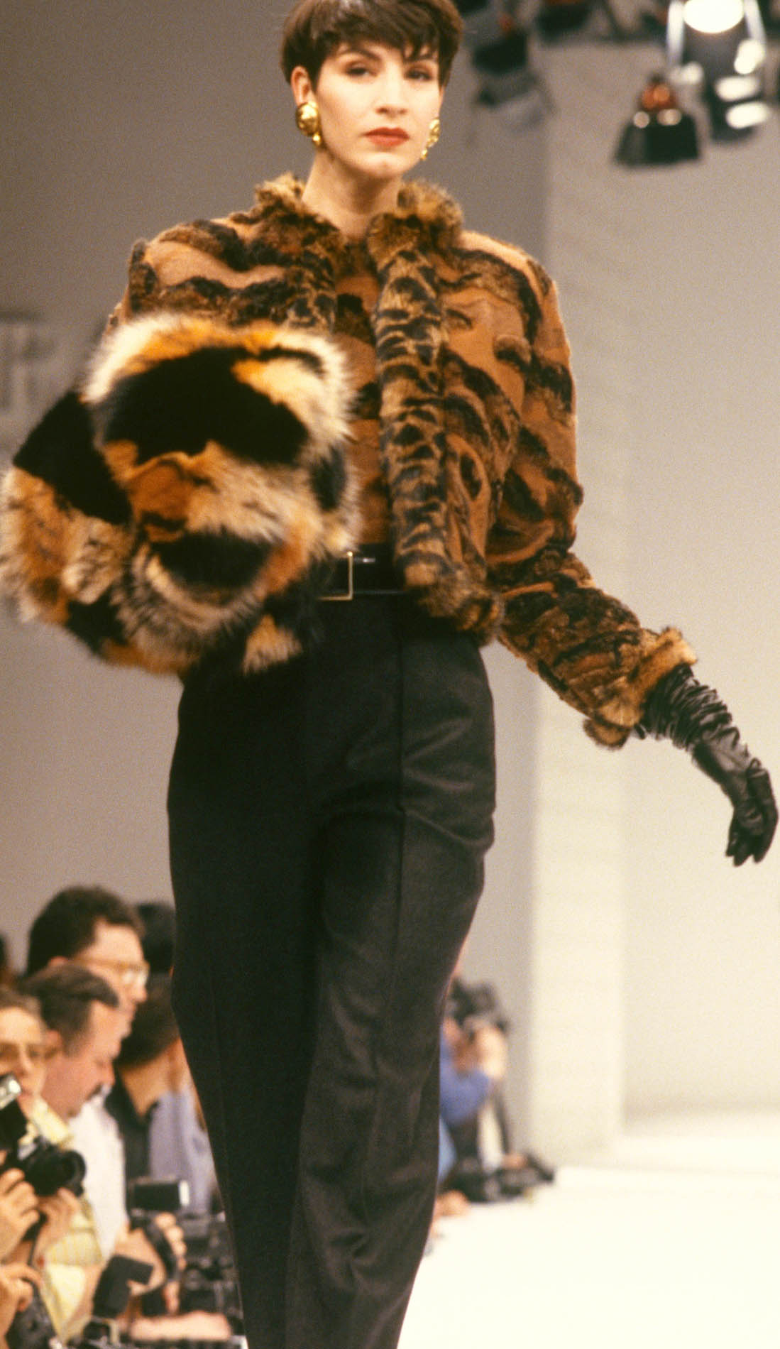 Gianfranco Ferré Prêt-à-porter Donna Autunno/Inverno 1989-90, Look n. 33. Modella Susanna Linsmayer.