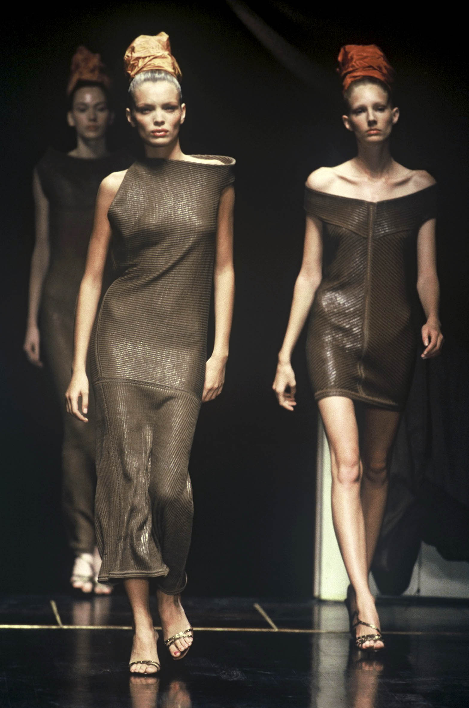 Gianfranco Ferré Prêt-à-porter Donna Primavera/Estate 1999, Look n. 35 e 26. Modelle Esther Cañadas e Grace Kelsey.