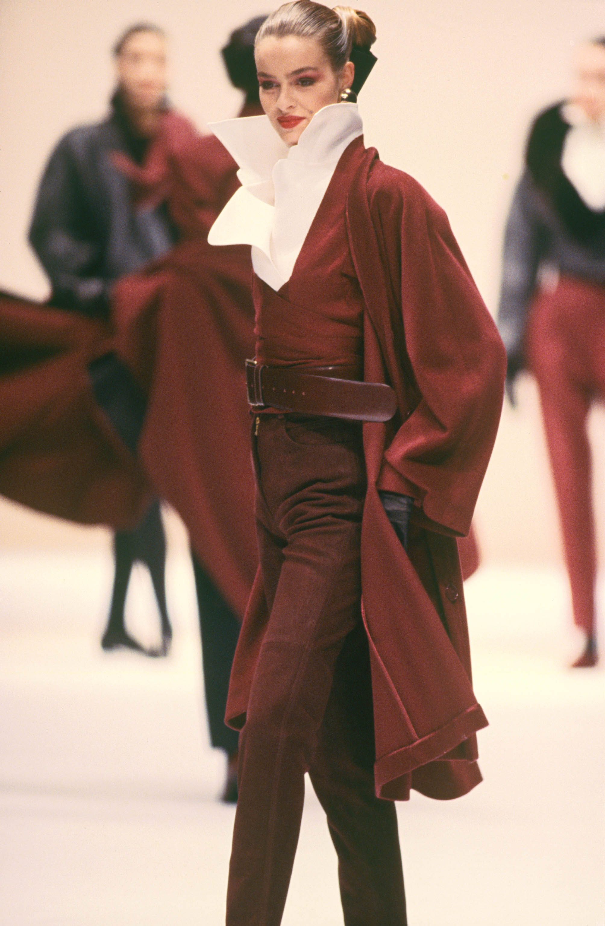 Gianfranco Ferré Women’s Ready-to-wear Fall/Winter 1988-89, Look n. 40. Model Daniela Azzone.