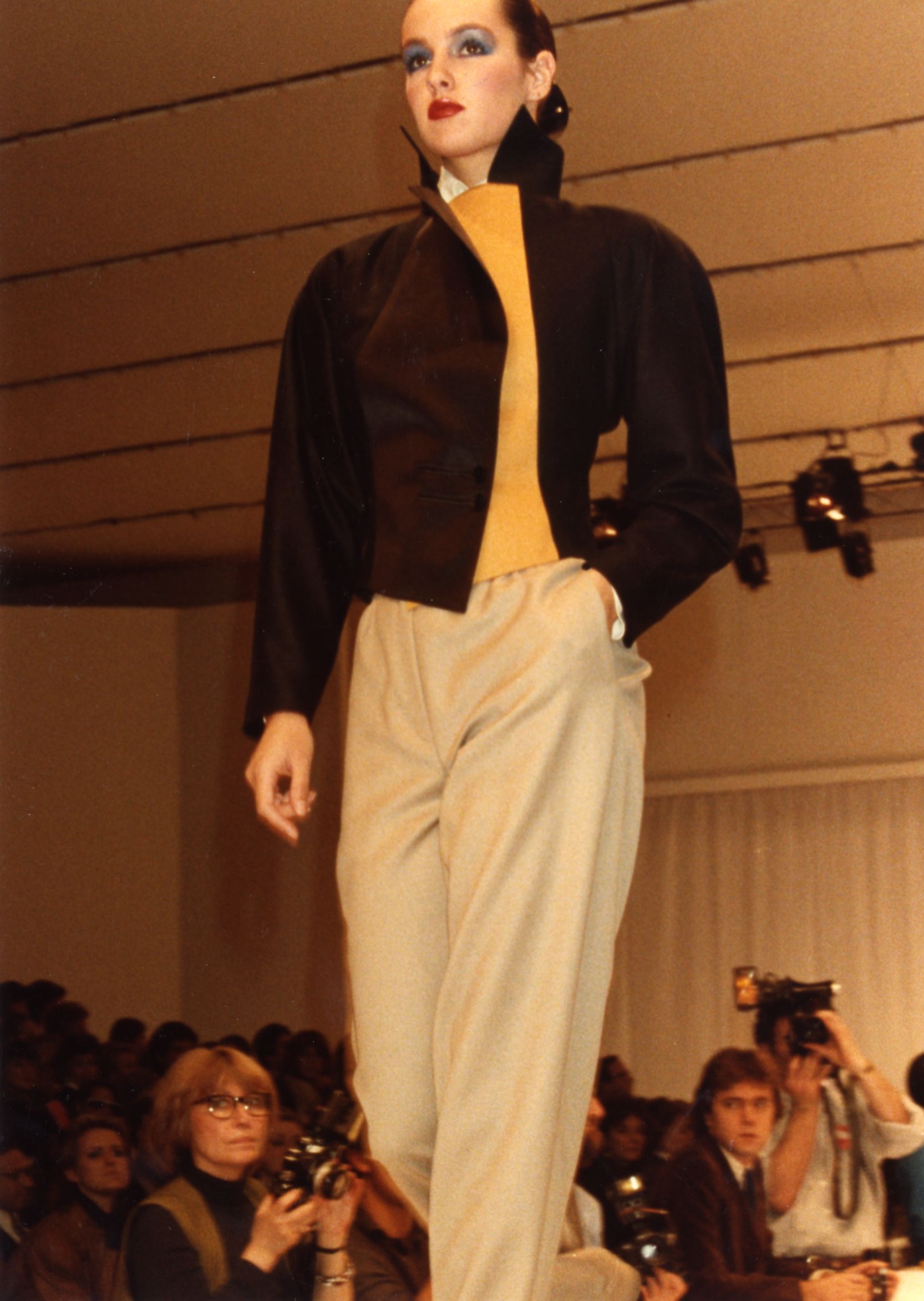 Gianfranco Ferré Prêt-à-porter Donna Autunno/Inverno 1982-83, Look n. 41. Modella Sophie Billard.
