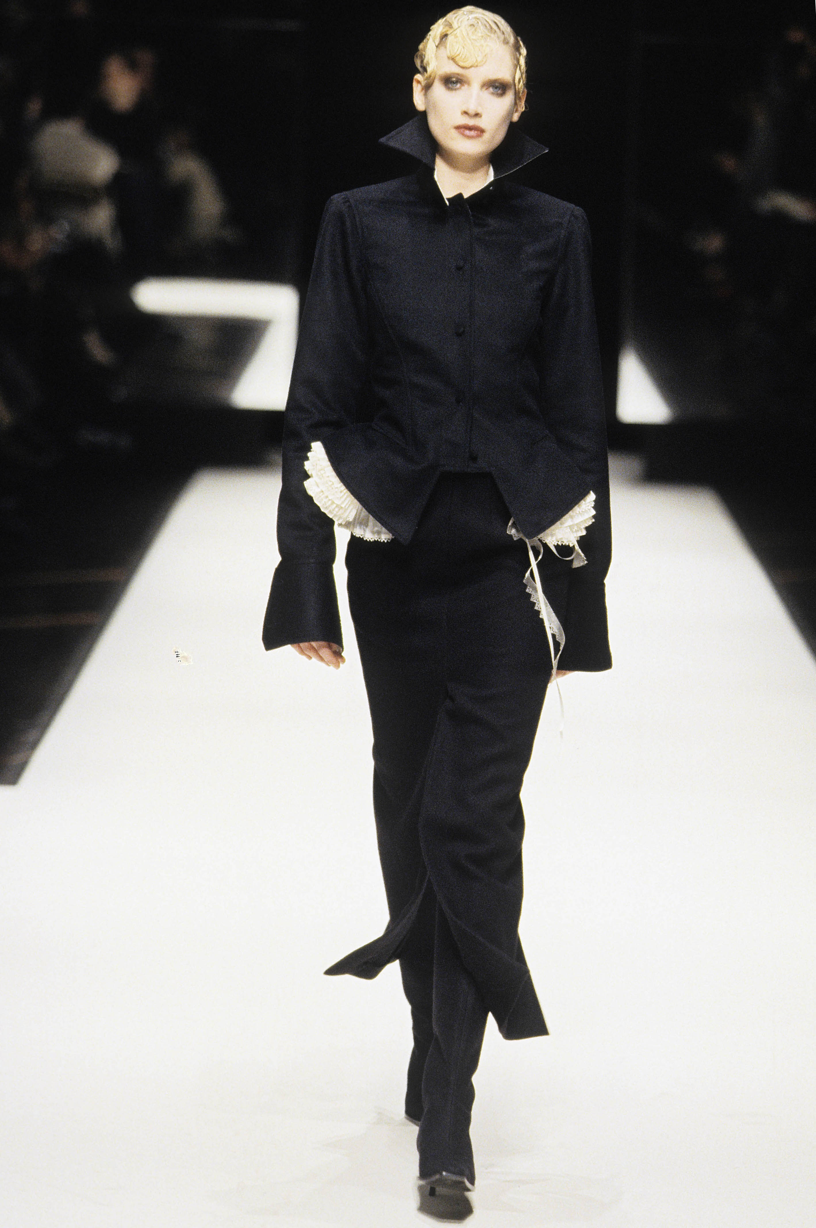 Gianfranco Ferré Prêt-à-porter Donna Autunno/Inverno 2000-01, Look n. 42. Modella Nina Heimlich.