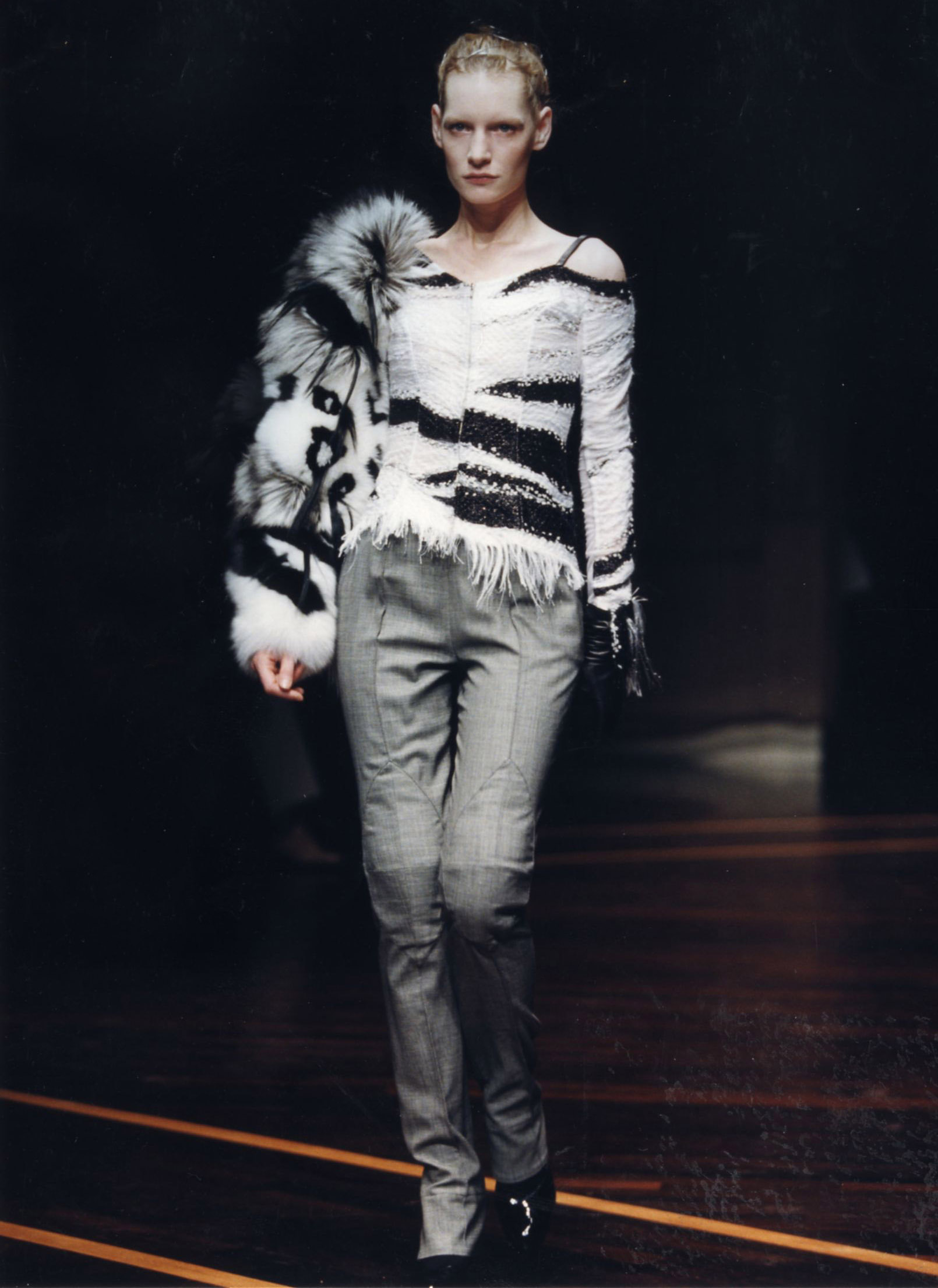Gianfranco Ferré Prêt-à-porter Donna Autunno/Inverno 1999-00, Look n. 43. Modella Kirsten Owen.