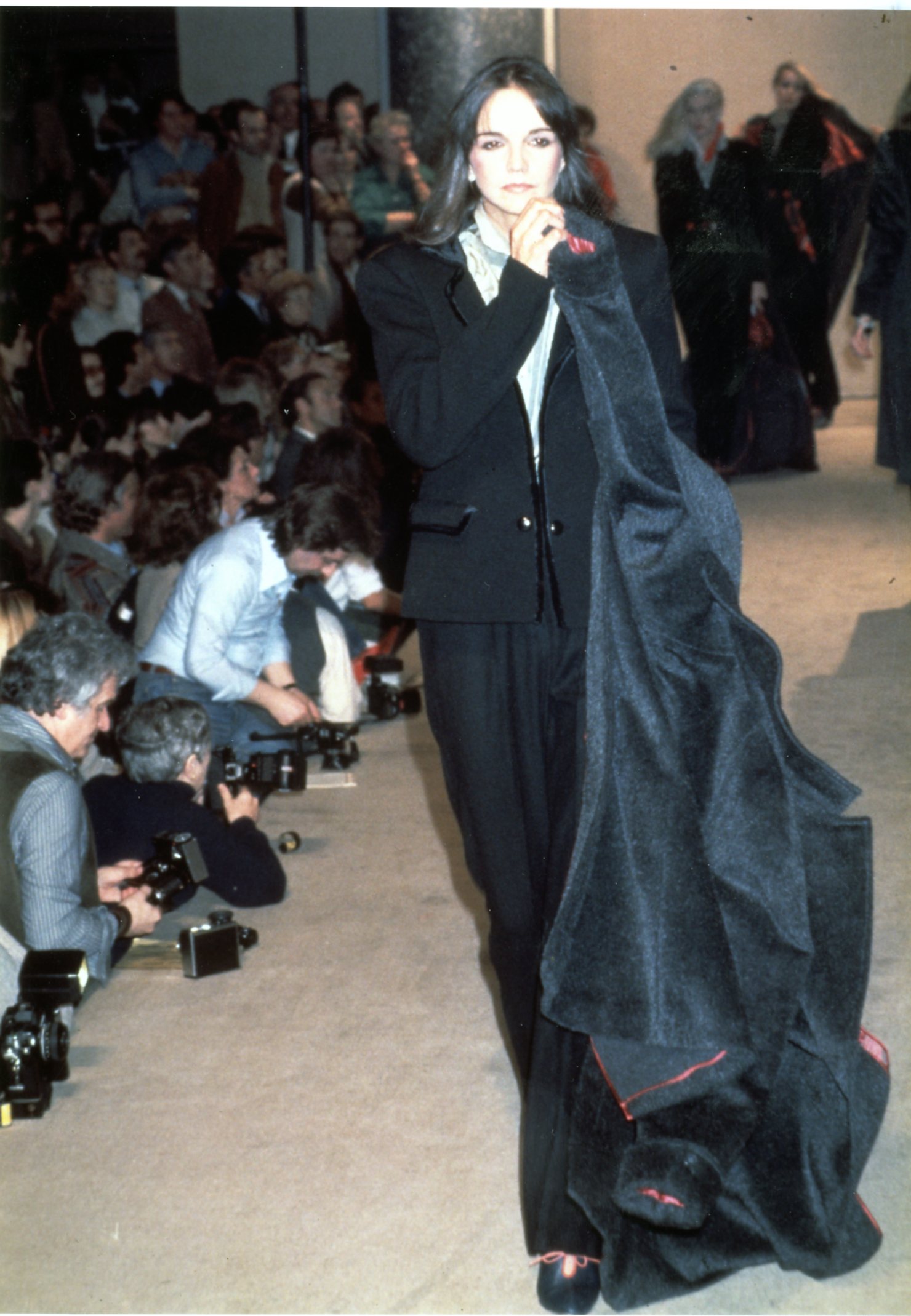 Gianfranco Ferré Prêt-à-porter Donna Autunno/Inverno 1979-80, Look n. 43, modella Susy Dyson.