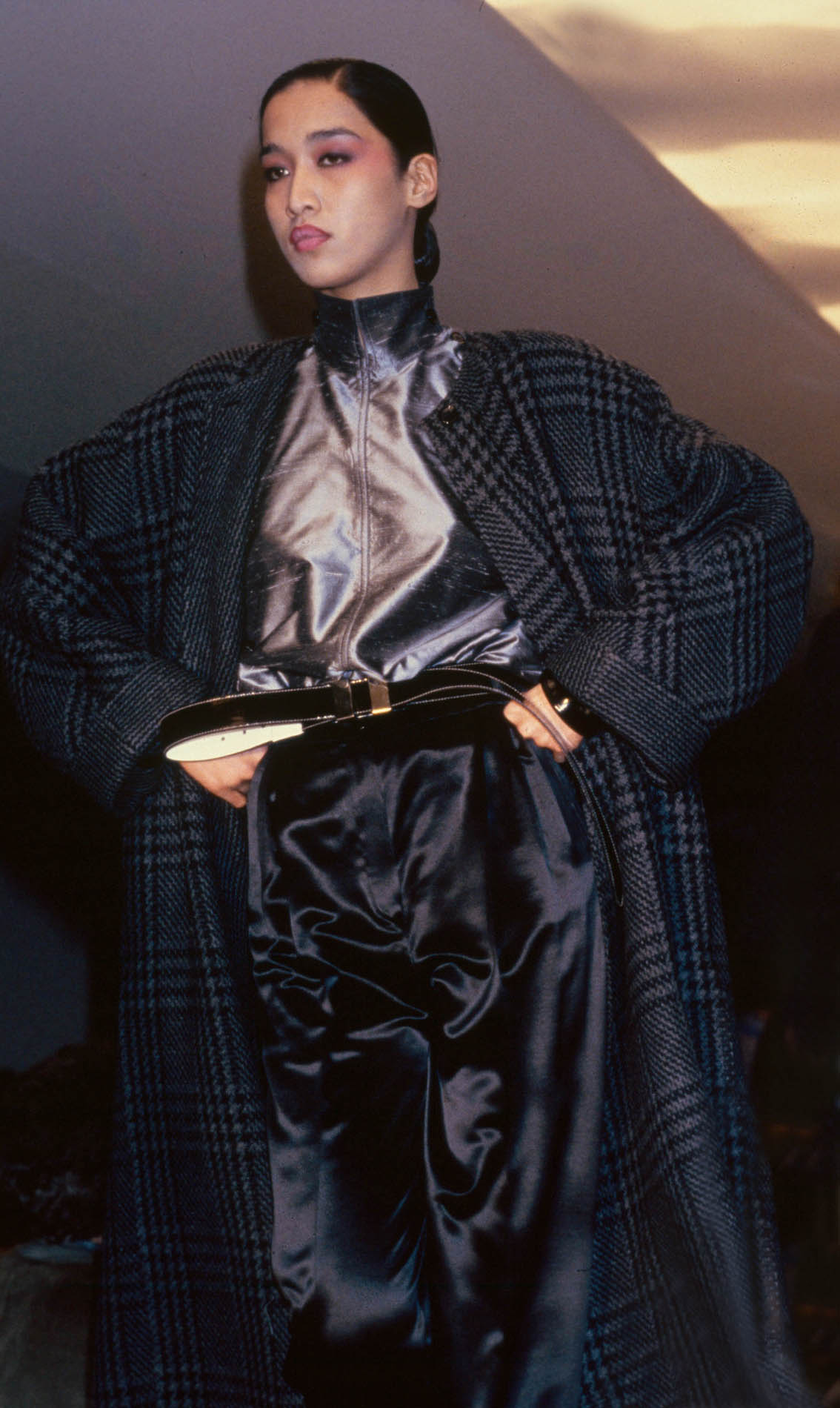 Gianfranco Ferré Prêt-à-porter Donna Autunno/Inverno 1983-84, Look n. 46. Modella Anna Bayle.
