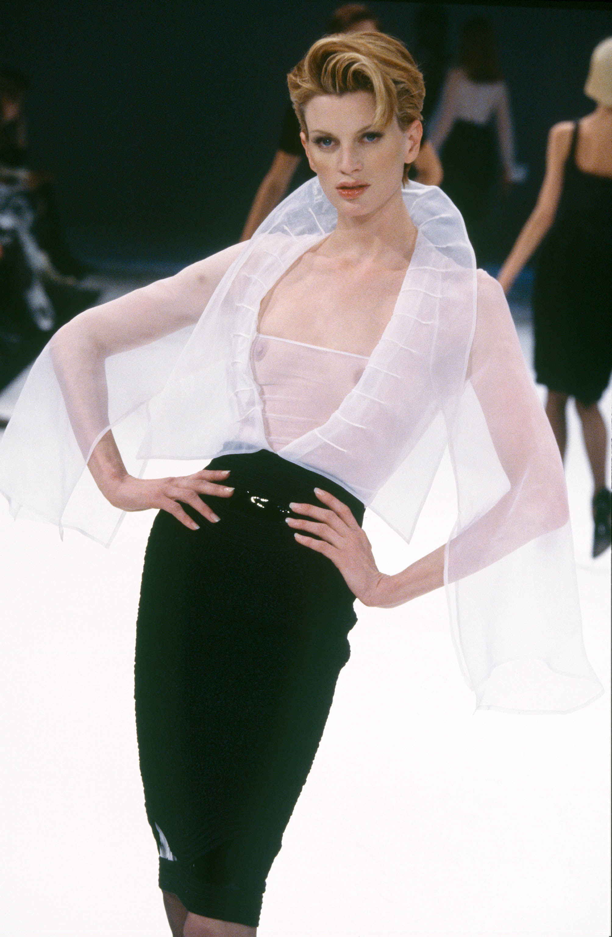 Gianfranco Ferré Prêt-à-porter Donna Autunno/Inverno 1995-96, Look n. 51. Modella Kristen McMenamy.