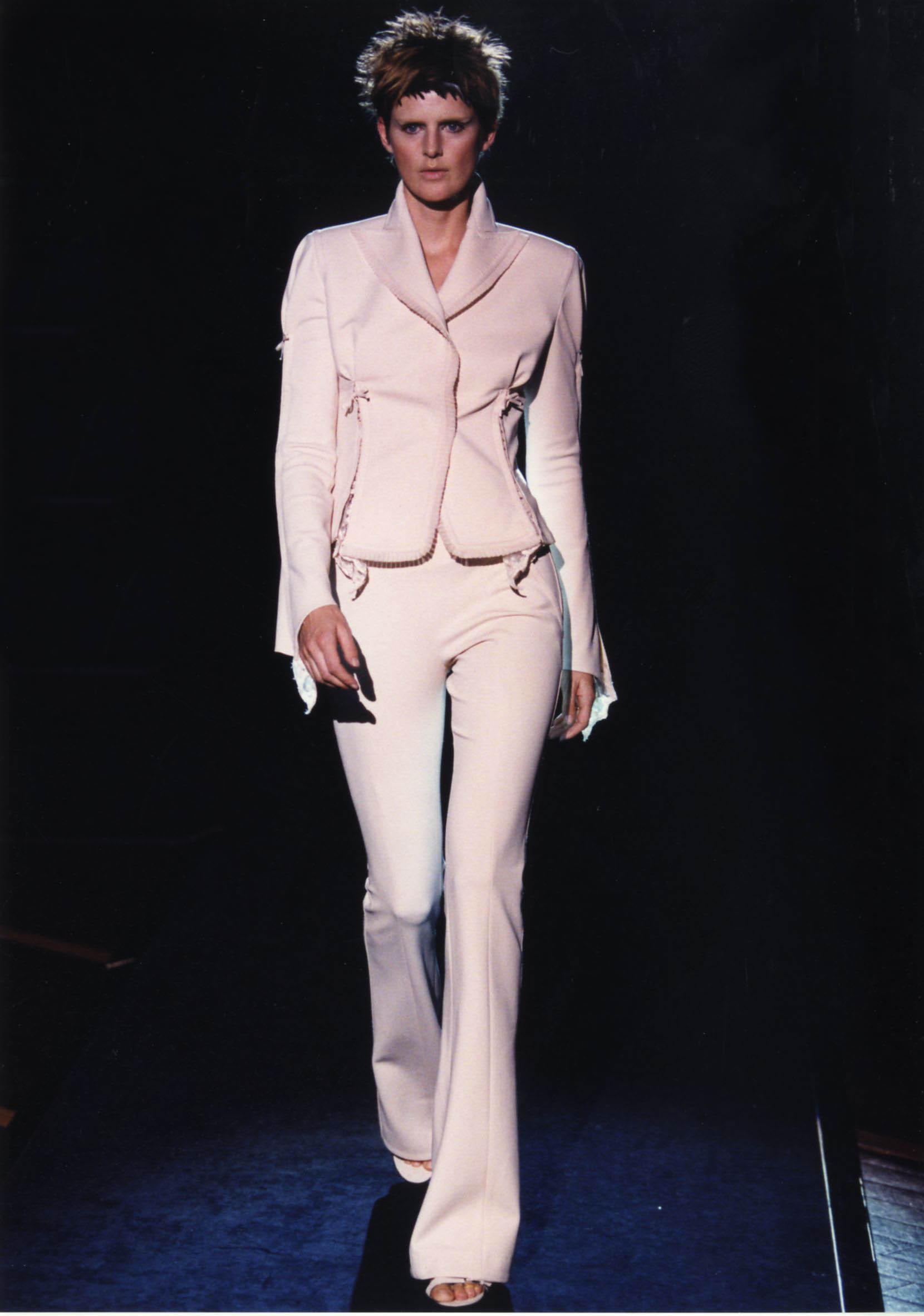 Gianfranco Ferré Prêt-à-porter Donna Autunno/Inverno 2003-04, Look n. 51. Modella Stella Tennant.