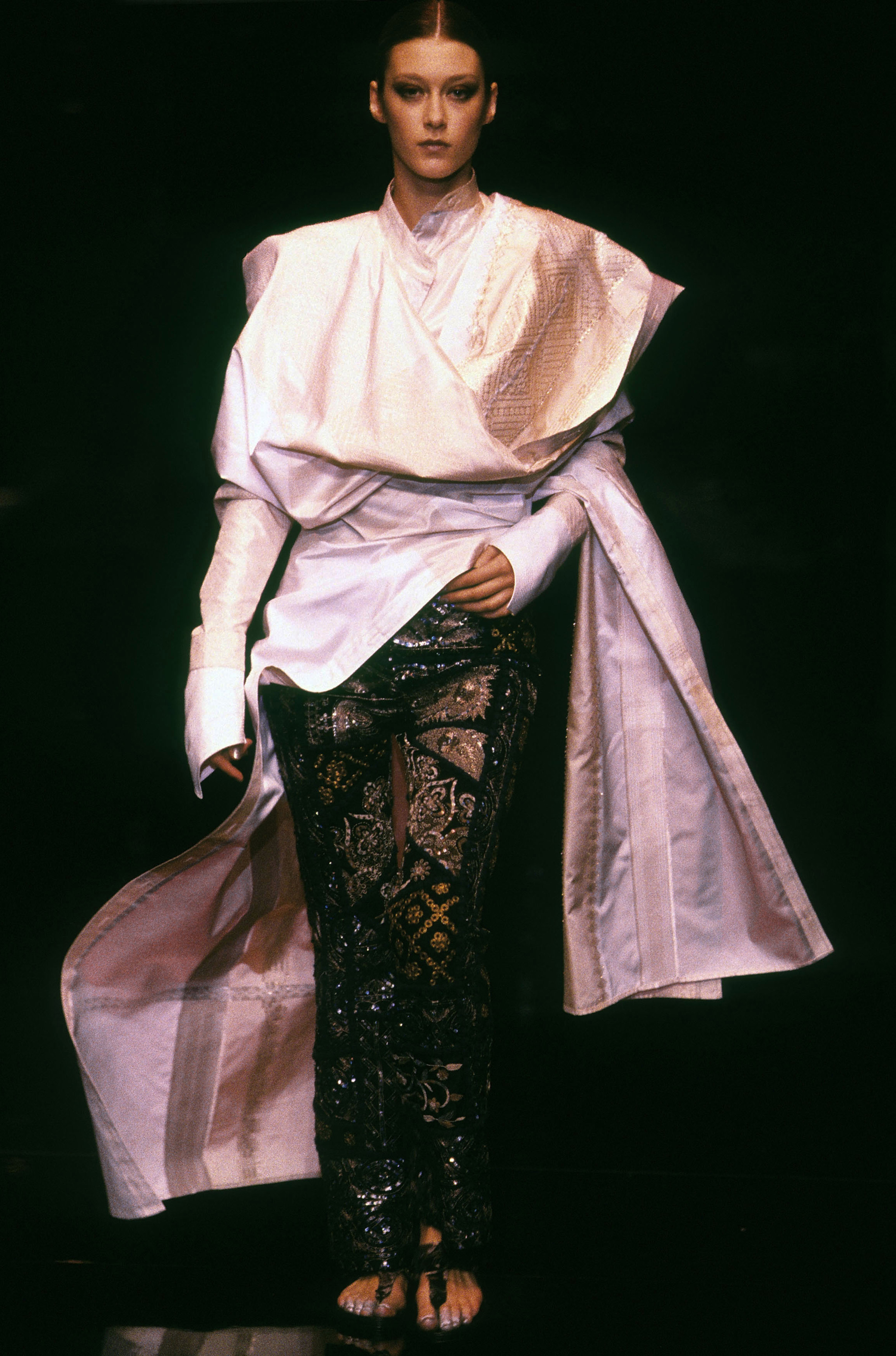 Gianfranco Ferré Prêt-à-porter Donna Primavera/Estate 2002, Look n. 57. Modella Anastassia Khozissova.