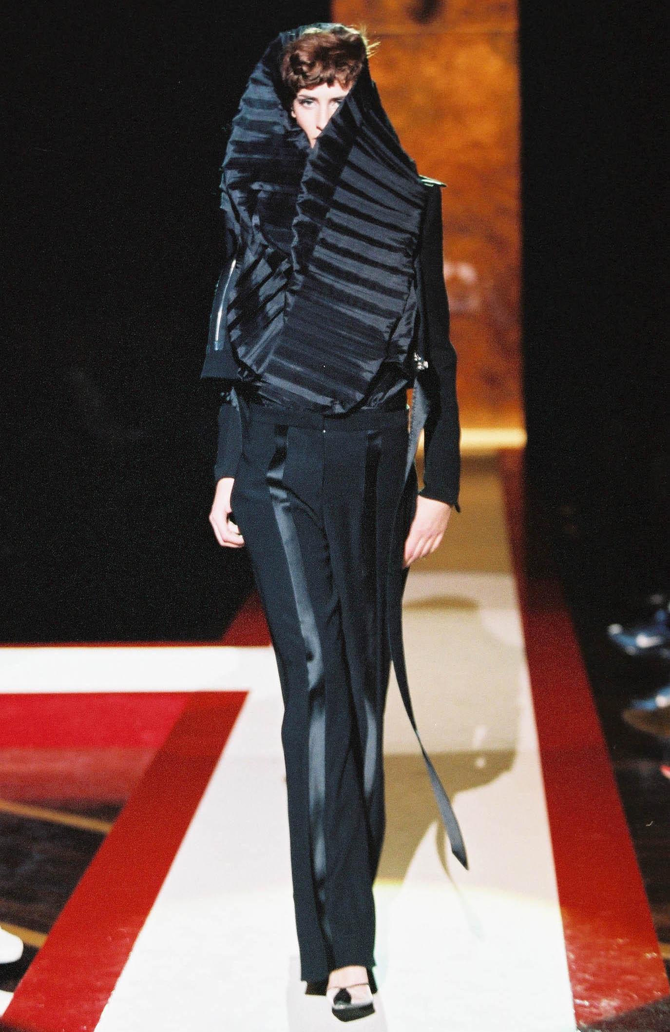 Gianfranco Ferré Prêt-à-porter Donna Autunno/Inverno 2004-05, Look n. 64. Modella Kim Peers.
