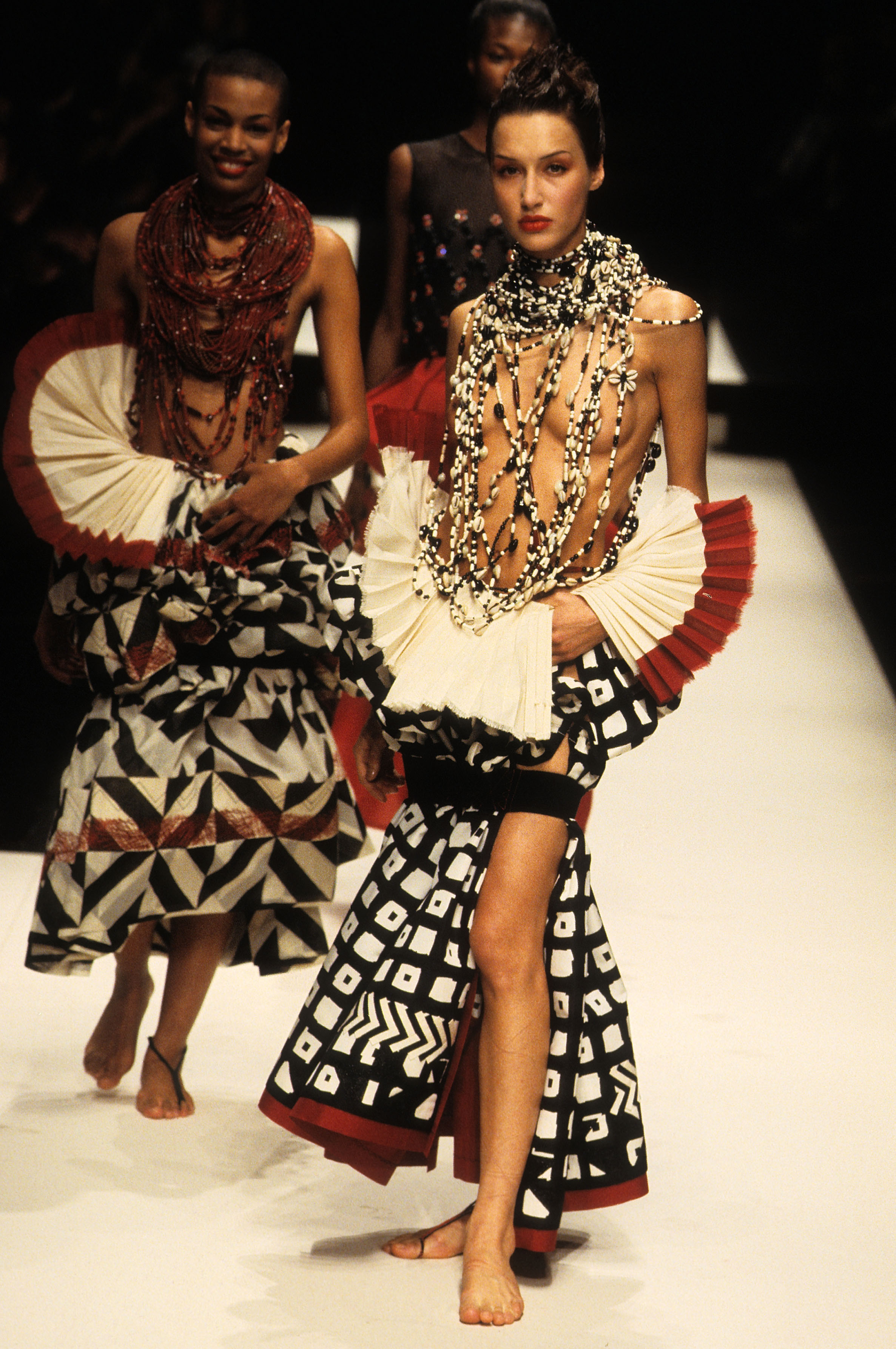 Gianfranco Ferré Prêt-à-porter Donna Primavera/Estate 2001, Look n. 65 e 68. Modelle Ulla e Shirley Jean-Charles.