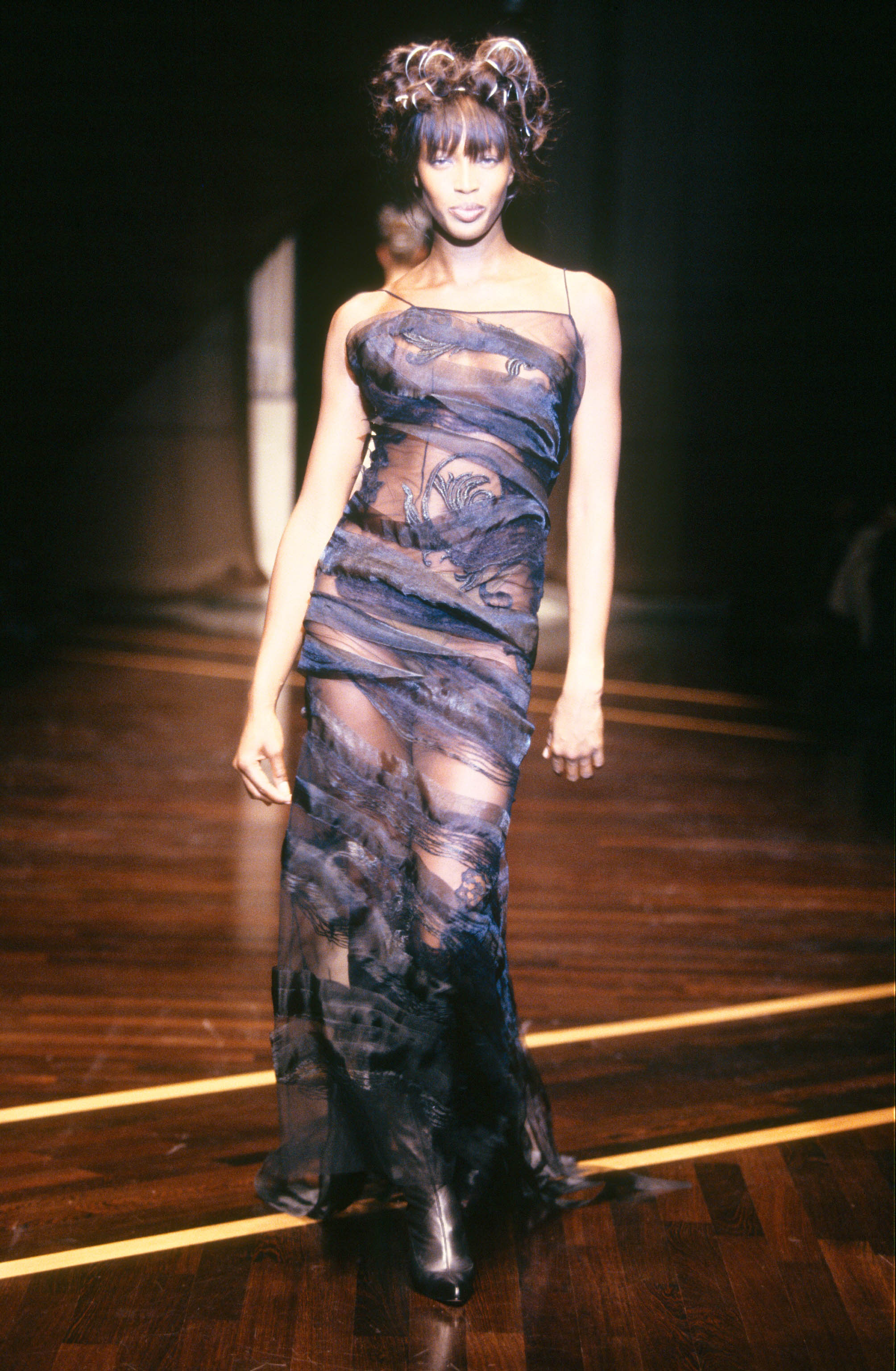 Gianfranco Ferré Prêt-à-porter Donna Autunno/Inverno 1999-00, Look n. 74. Modella Naomi Campbell.