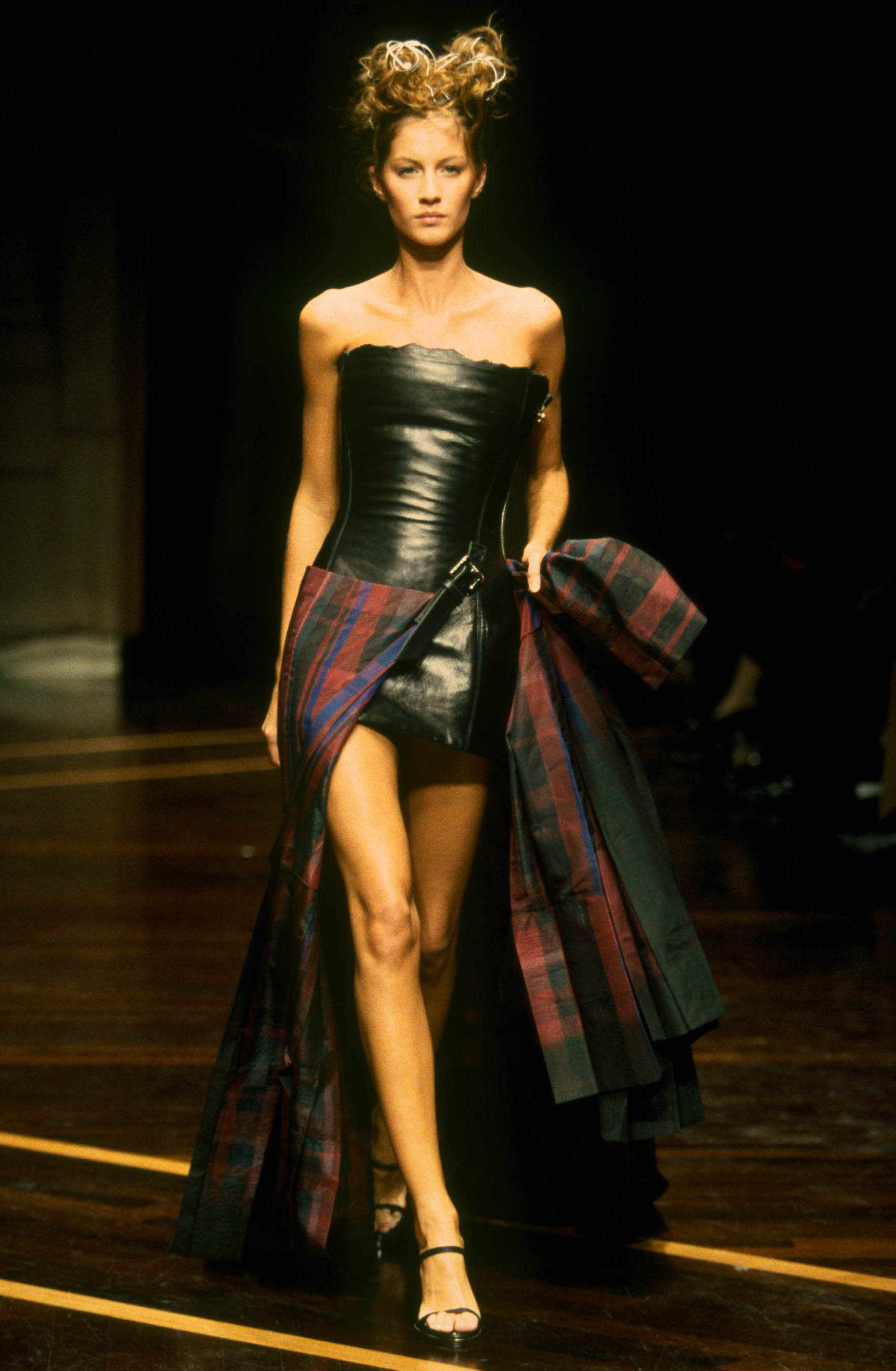 Gianfranco Ferré Prêt-à-porter Donna Autunno/Inverno 1999-00, Look n. 78. Modella Gisele Bündchen.