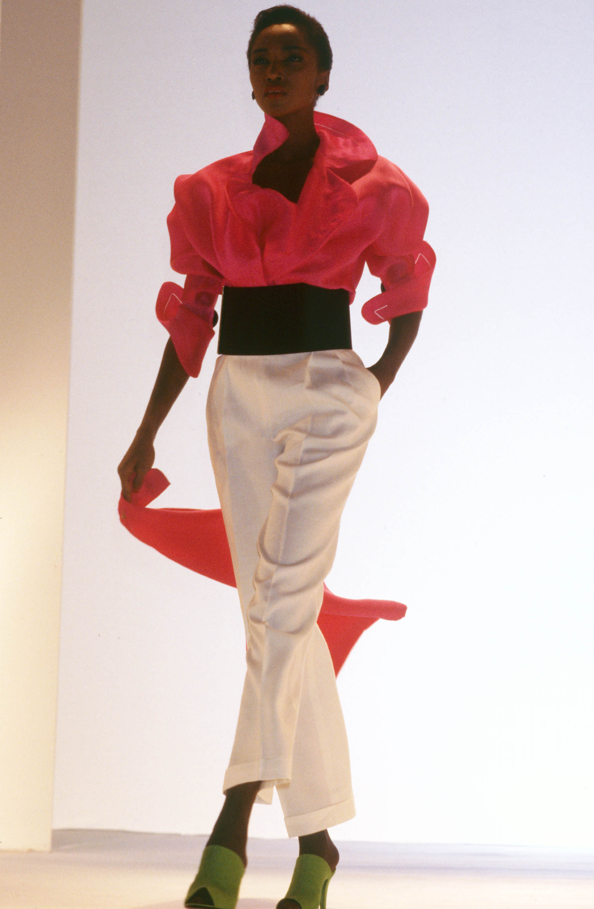 Gianfranco Ferré Prêt-à-porter Donna Primavera/Estate 1988, Look n. 82. Modella Katoucha Niane.