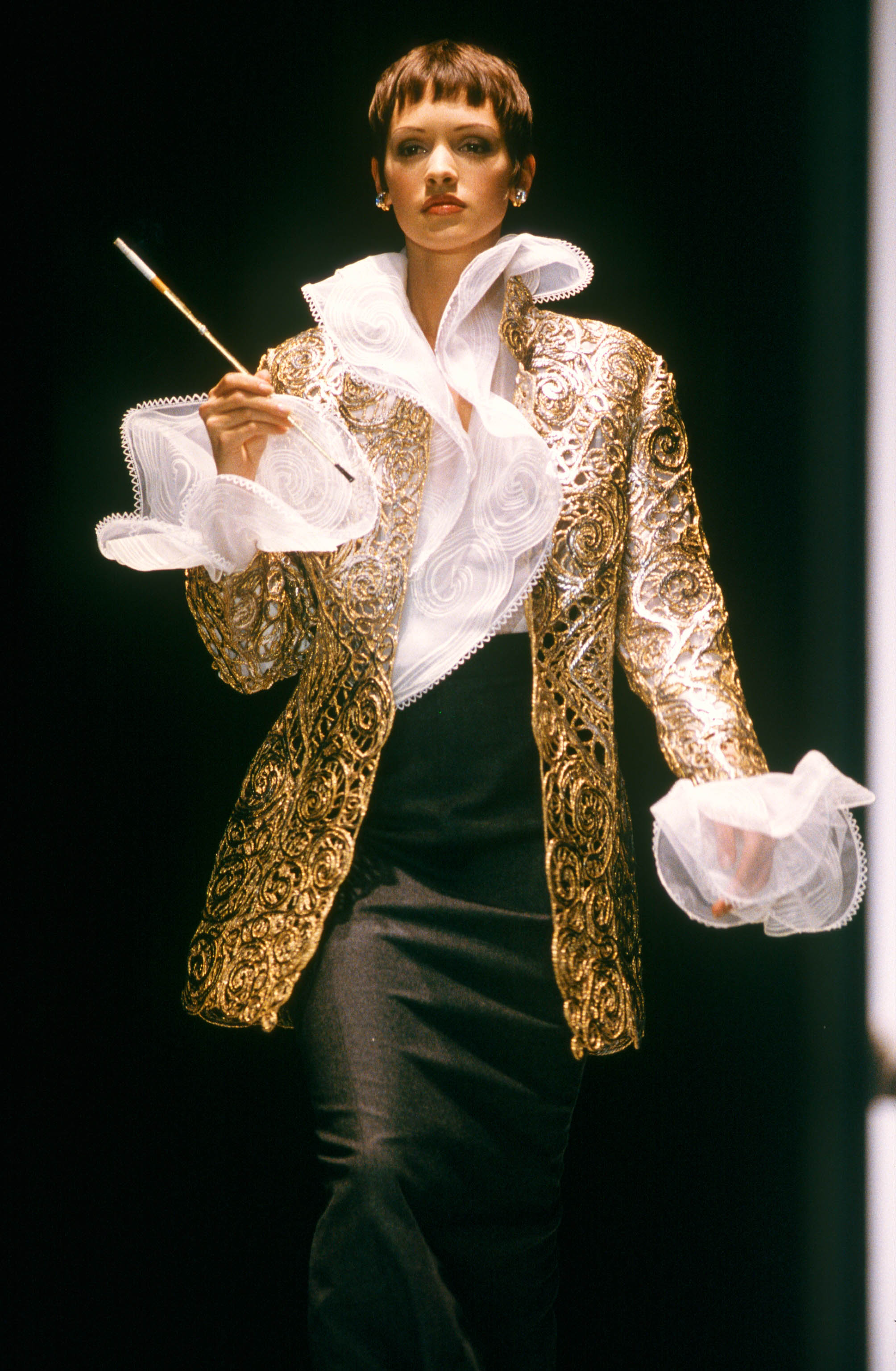 Gianfranco Ferré Prêt-à-porter Donna Autunno/Inverno 1993-94, Look n. 88. Modella Patricia Hartmann.