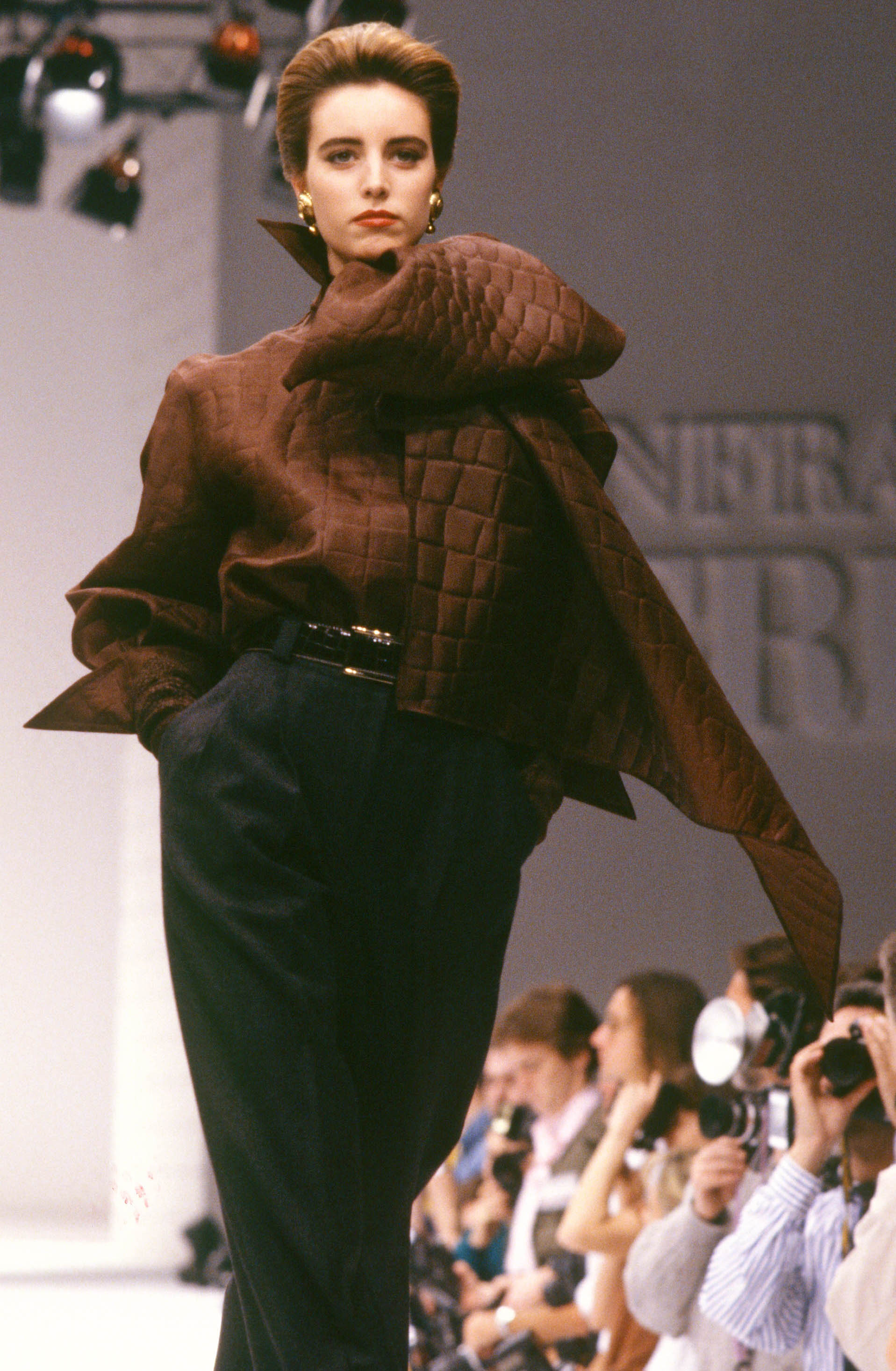 Gianfranco Ferré Prêt-à-porter Donna Autunno/Inverno 1989-90, Look n. 8. Modella Cristiana Muci.