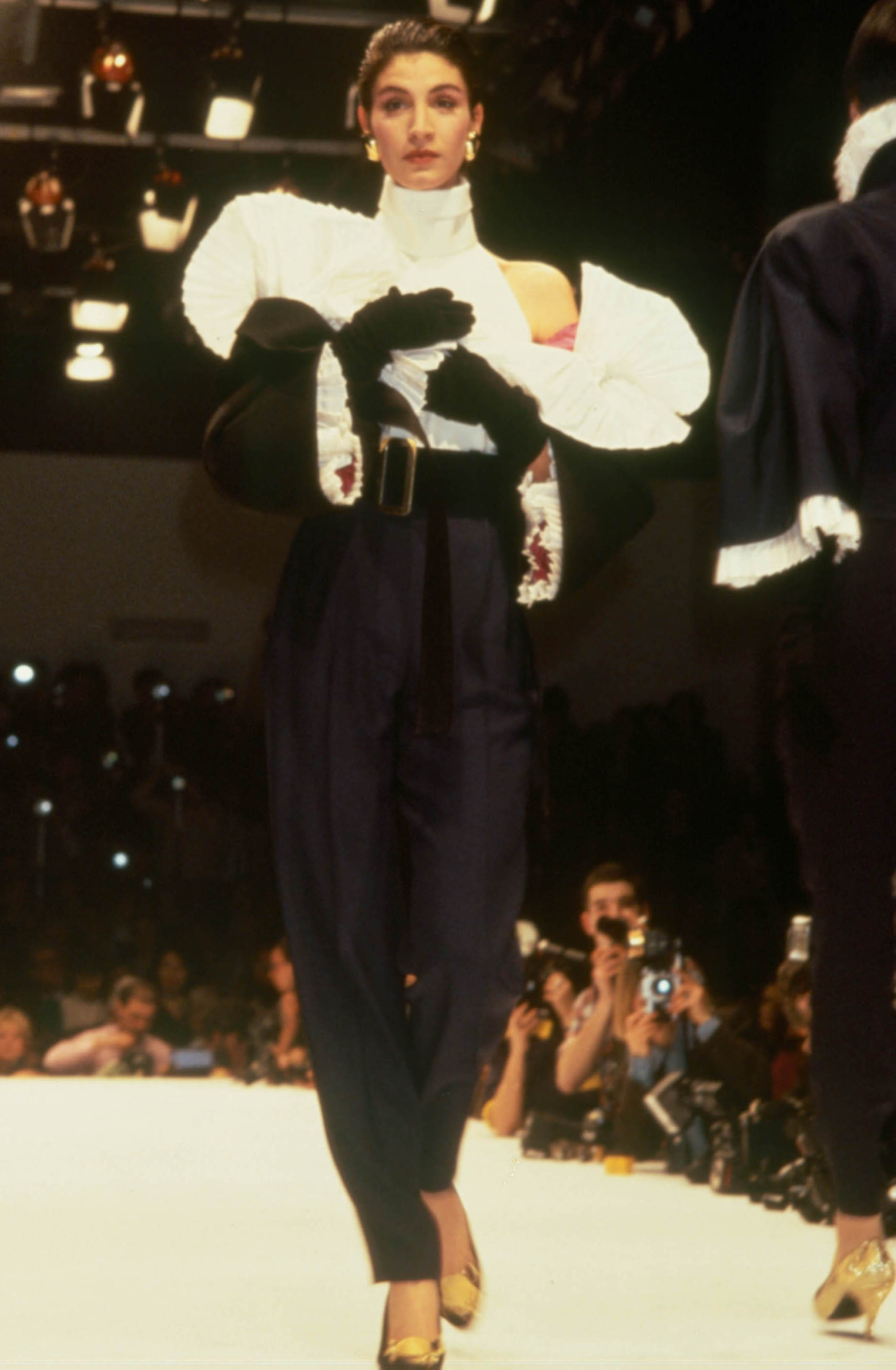 Gianfranco Ferré Prêt-à-porter Donna Autunno/Inverno 1987-88, Look n. 94. Modella Susanna Linsmayer.