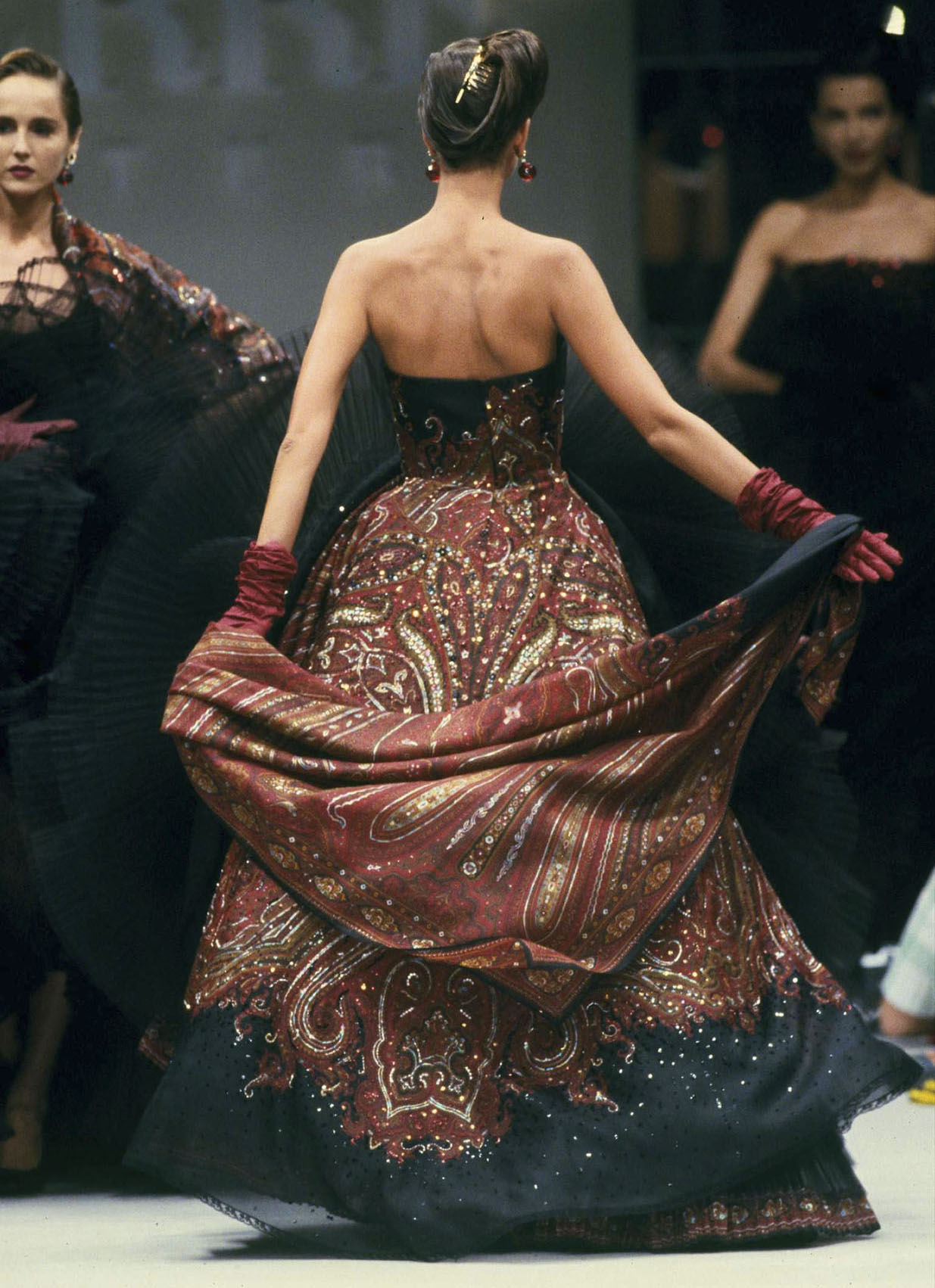 Gianfranco Ferré Alta Moda Autunno/Inverno 1988-89, Look n. 94, modella Claire Atkinson.