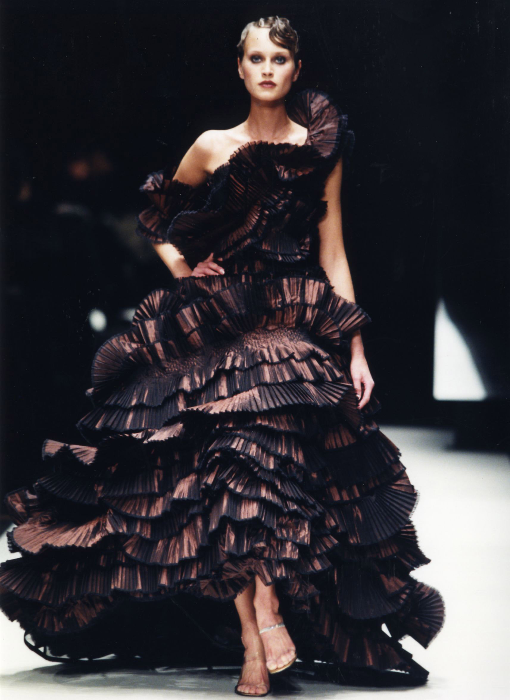 Gianfranco Ferré Prêt-à-porter Donna Autunno/Inverno 2000-01, Look n. 97. Modella Natalia Semanova.