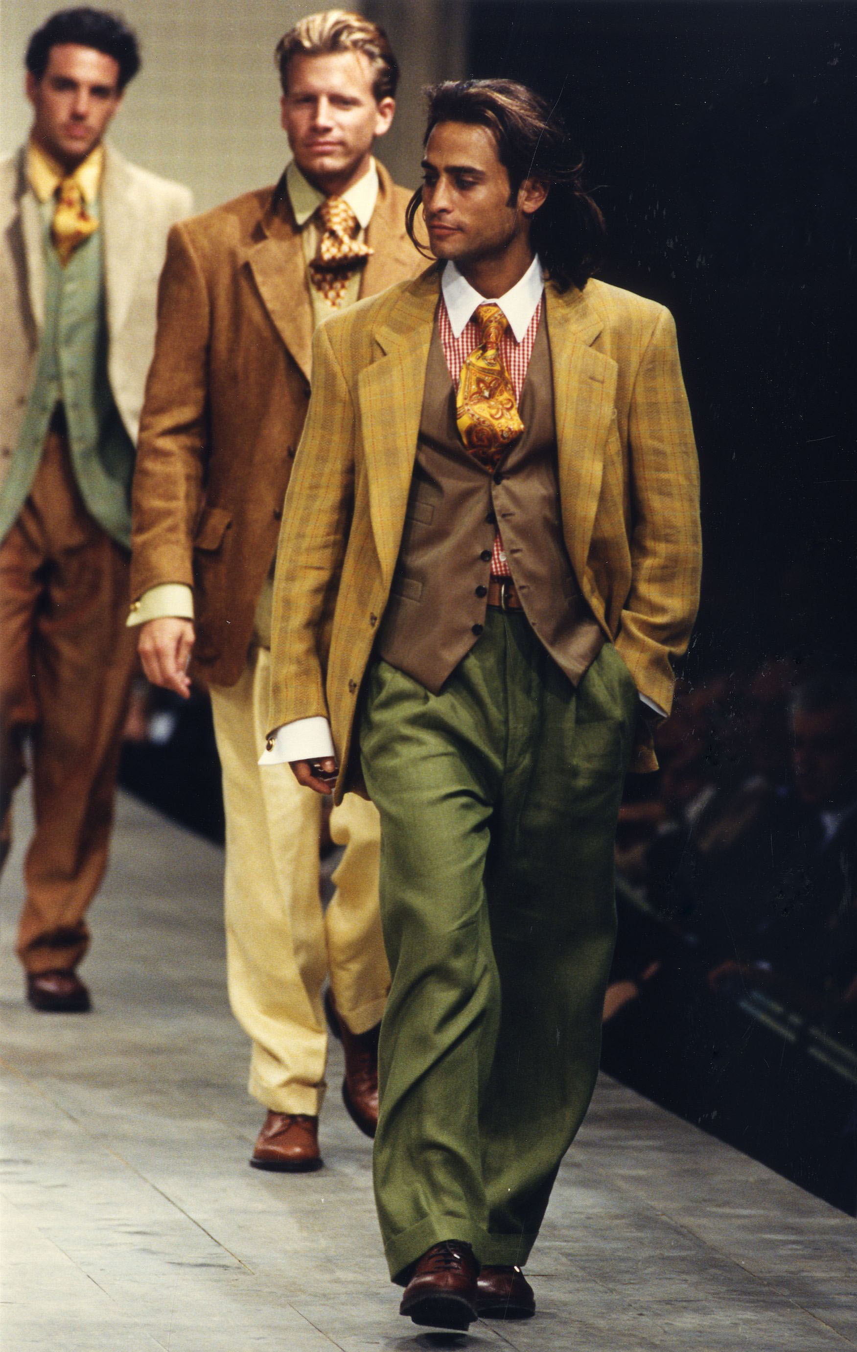 Gianfranco Ferré Prêt-à-porter Uomo Primavera/Estate 1994, Look n. 17 e 23. Modello Raz Degan.