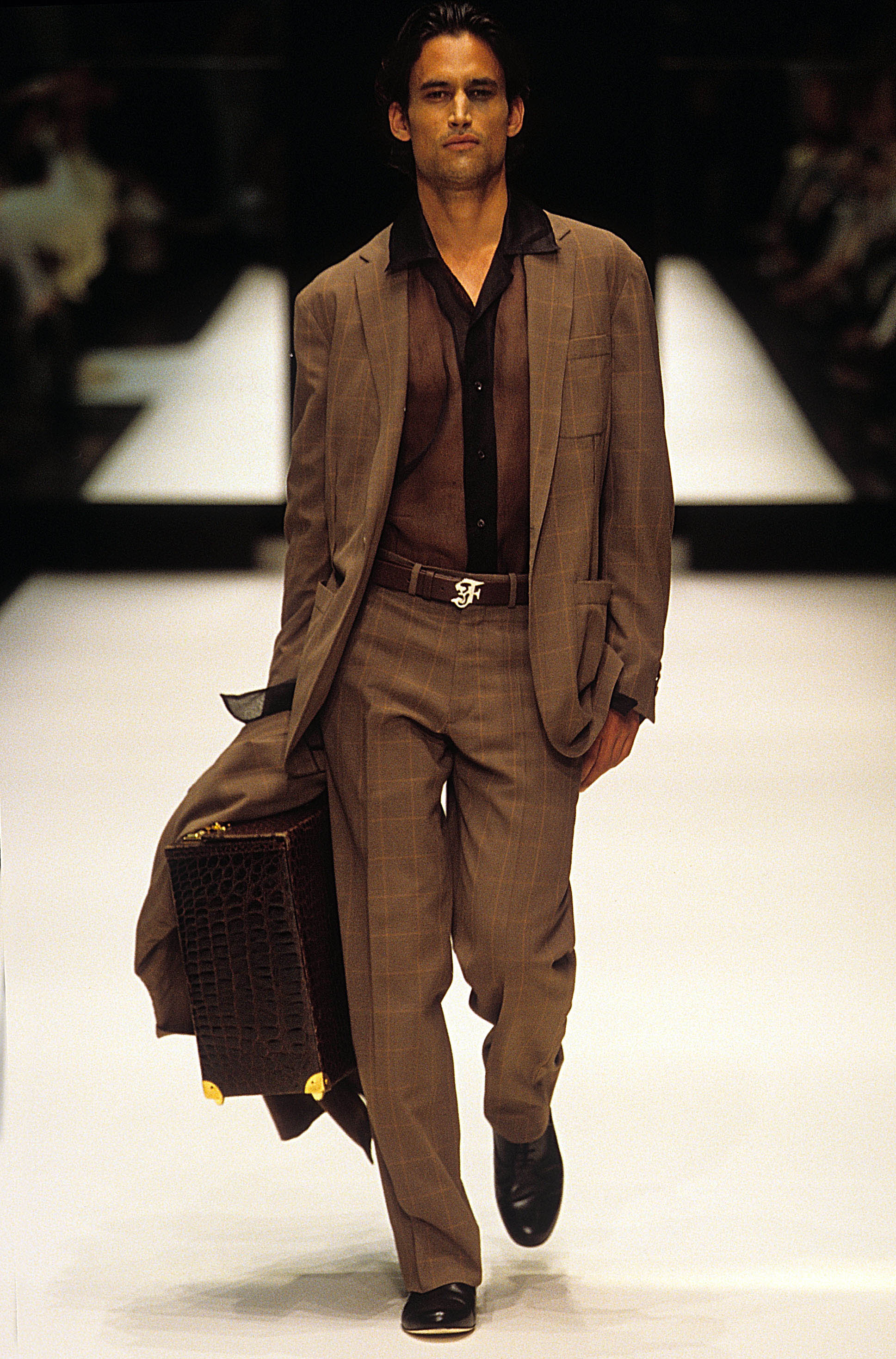 Gianfranco Ferré Prêt-à-porter Uomo Primavera/Estate 2003, Look n. 1.