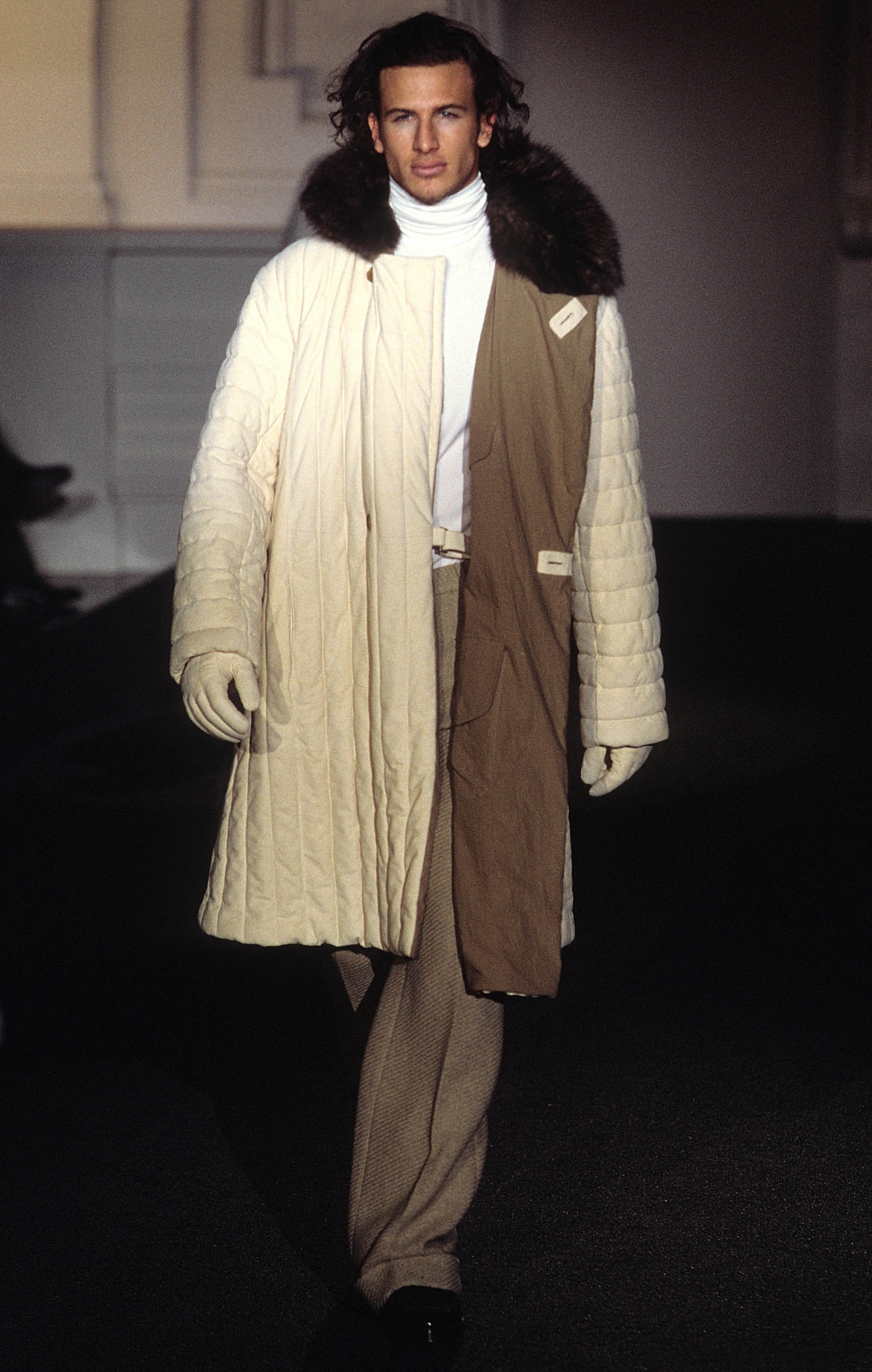 Gianfranco Ferré Prêt-à-porter Uomo Autunno/Inverno 2003-04, Look n. 35. Modello Samuele Riva.