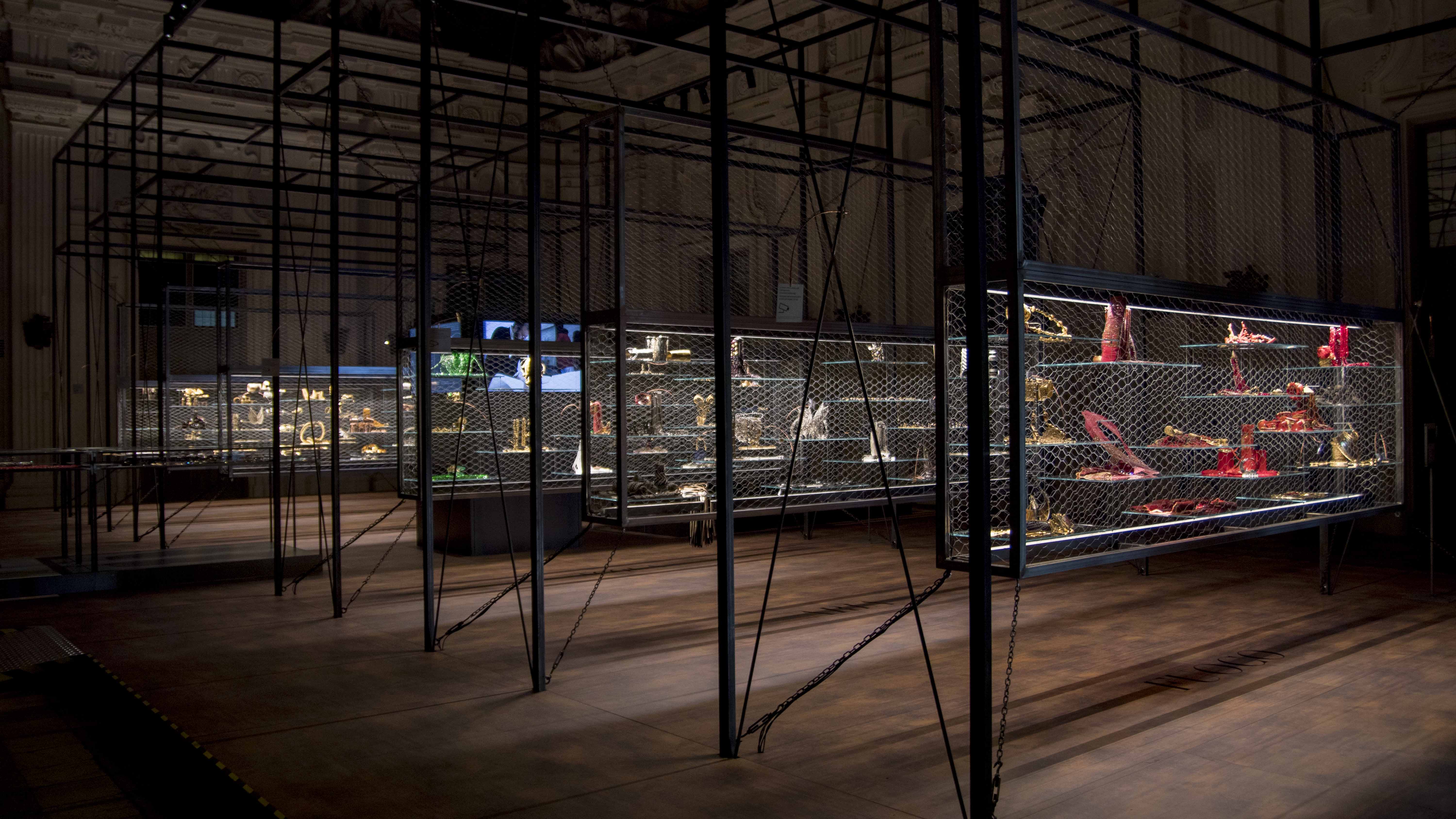 Allestimento della mostra Gianfranco Ferré. Sotto un'altra luce. Gioielli e ornamenti, Torino, 2017.