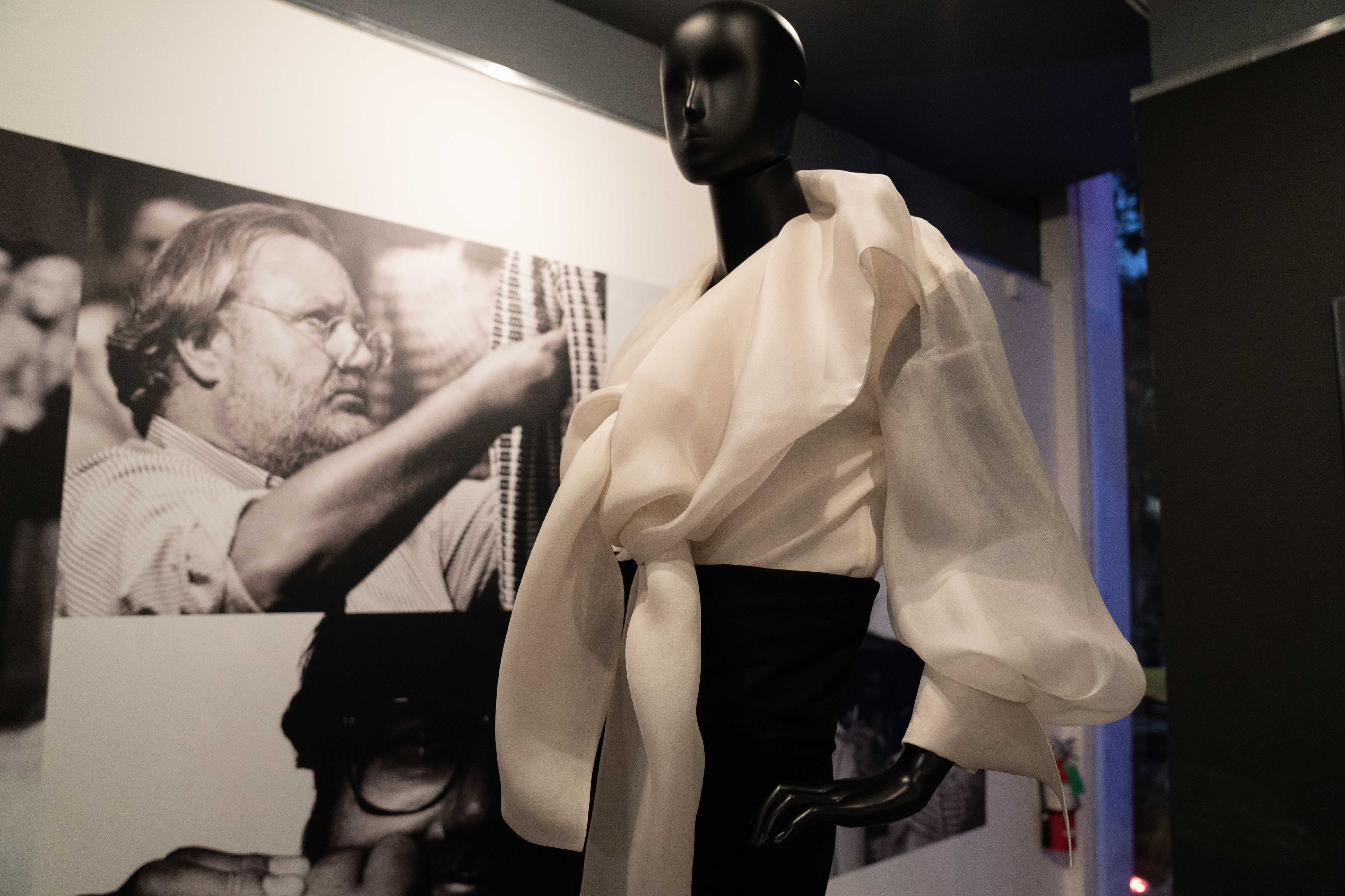 Camicia Cravat, Prêt-à-porter Autunno/Inverno 1991-92, esposta alla mostra Gianfranco Ferré. Design Principles, Los Angeles, 2023.