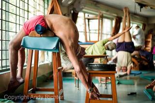 B.K.S. Iyengar: props, allineamento e spiritualità embodied